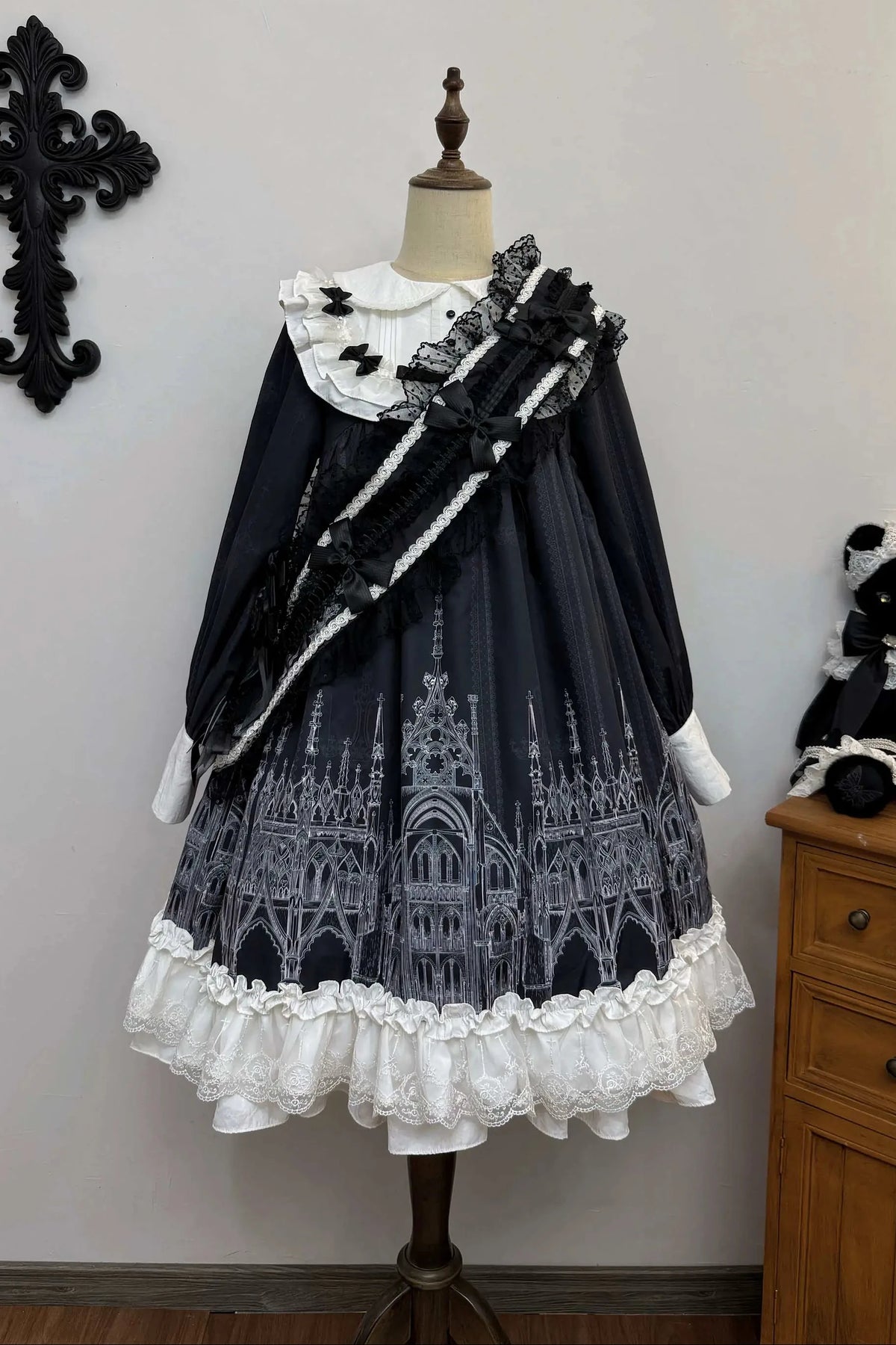 【10月13日予約締切】Gothic Lolita Black White Cathedral Series Accessories(Flat Hat, Crown Mini Hat, Sash, Back Ribbon Train, Waist Apron, Castle Flower Brooch, Brooch, Jabot)