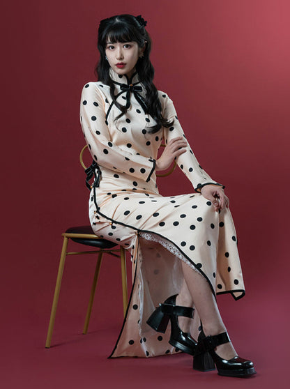 Polka Dot Waltz Zweireihiges Chinesisches Kleid