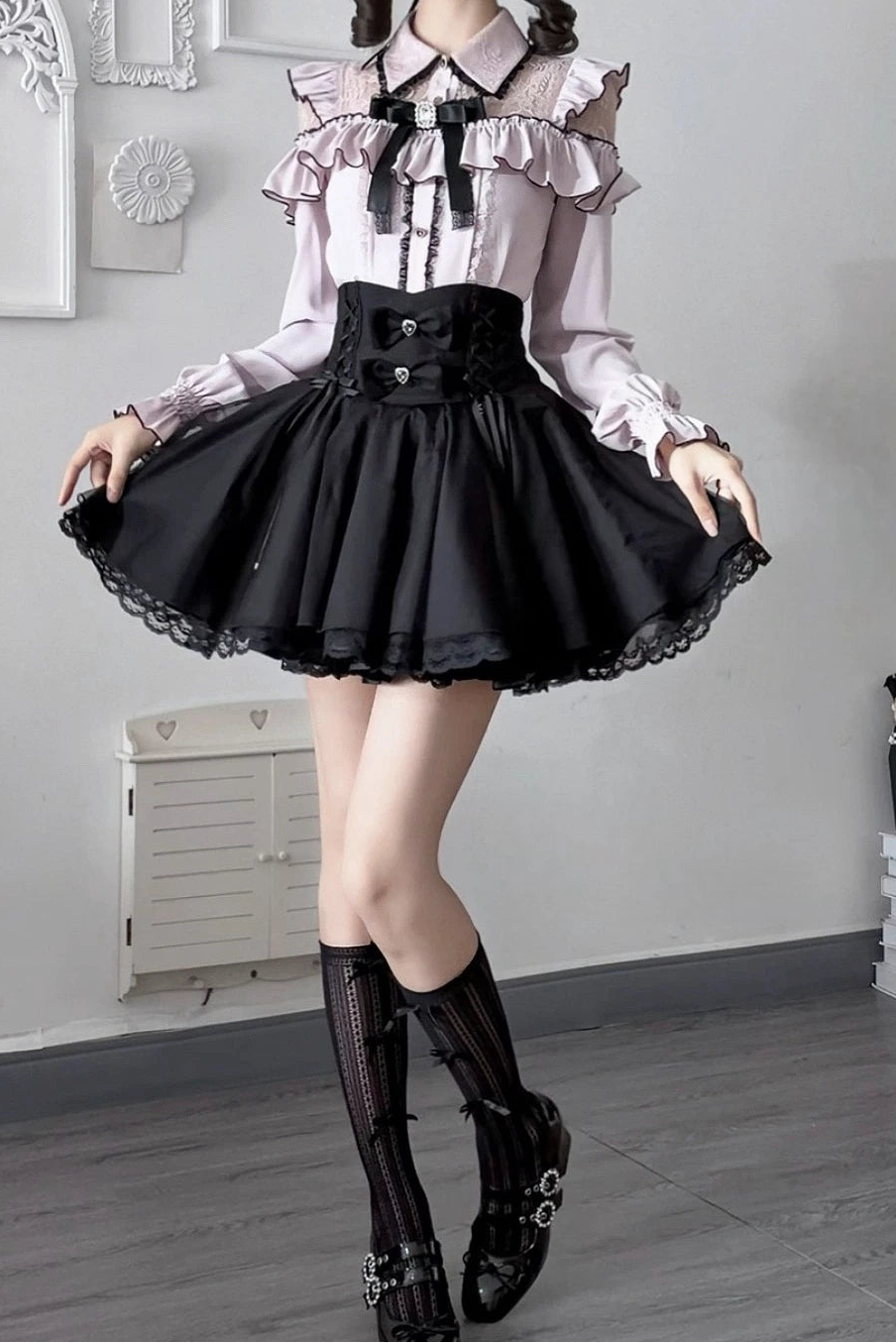 [Termine prenotazione 29 settembre] Blusa rosa in pizzo trasparente con volant e fiocco gioiello + gonna a sirena in tulle a strati + minigonna in pizzo con fiocco gioiello
