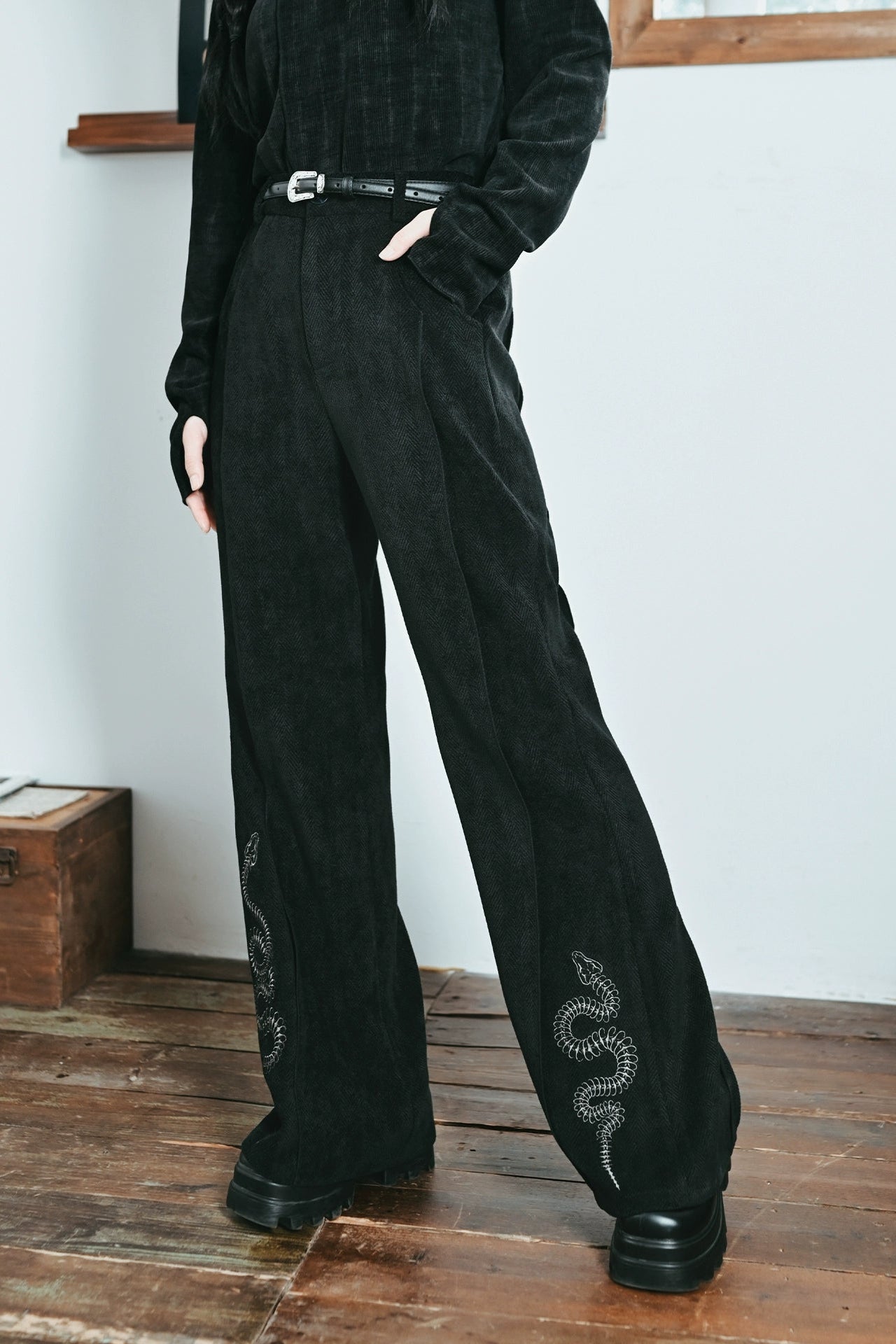 スネークデザインブーツカットパンツ