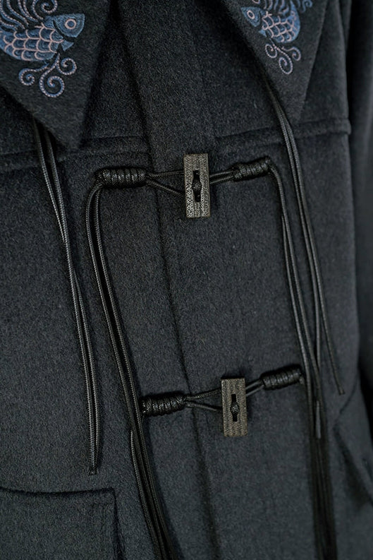 ダークフィンエンブロイダードウールコート