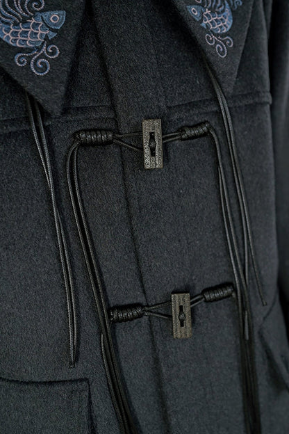 ダークフィンエンブロイダードウールコート