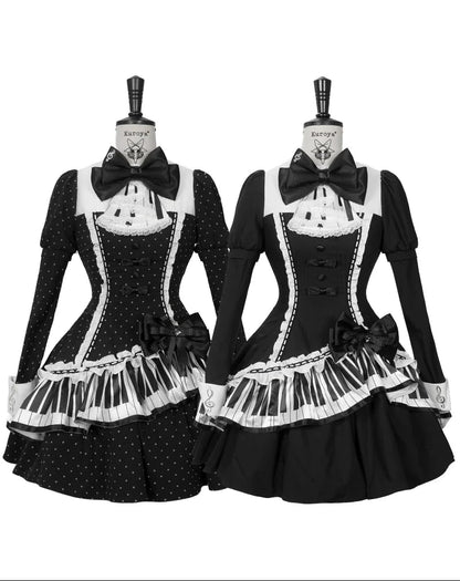 [Reservierungsschluss 22. Oktober] Schwarz gepunktetes Gothic-Lolita-Rüschenkleid mit asymmetrischem Design, Klaviertasten- und Musiknotenmotiv sowie Klaviertasten-Spitzenfliege