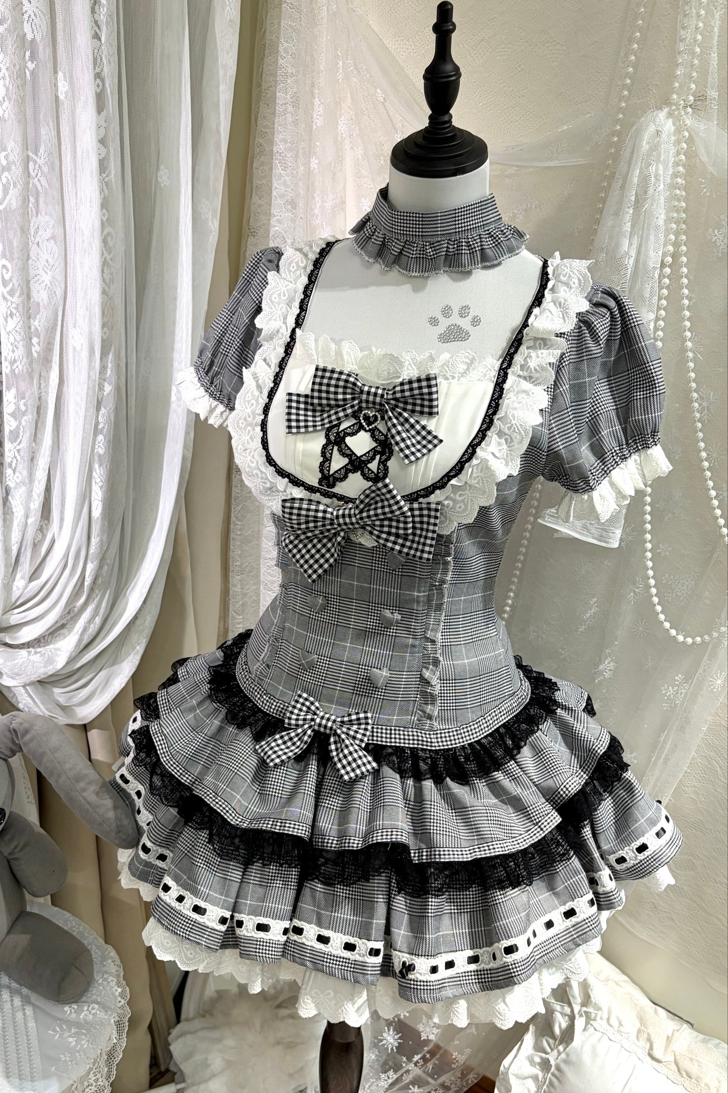 Kariertes Kleid mit Spitze, Schleife und Stufenrock