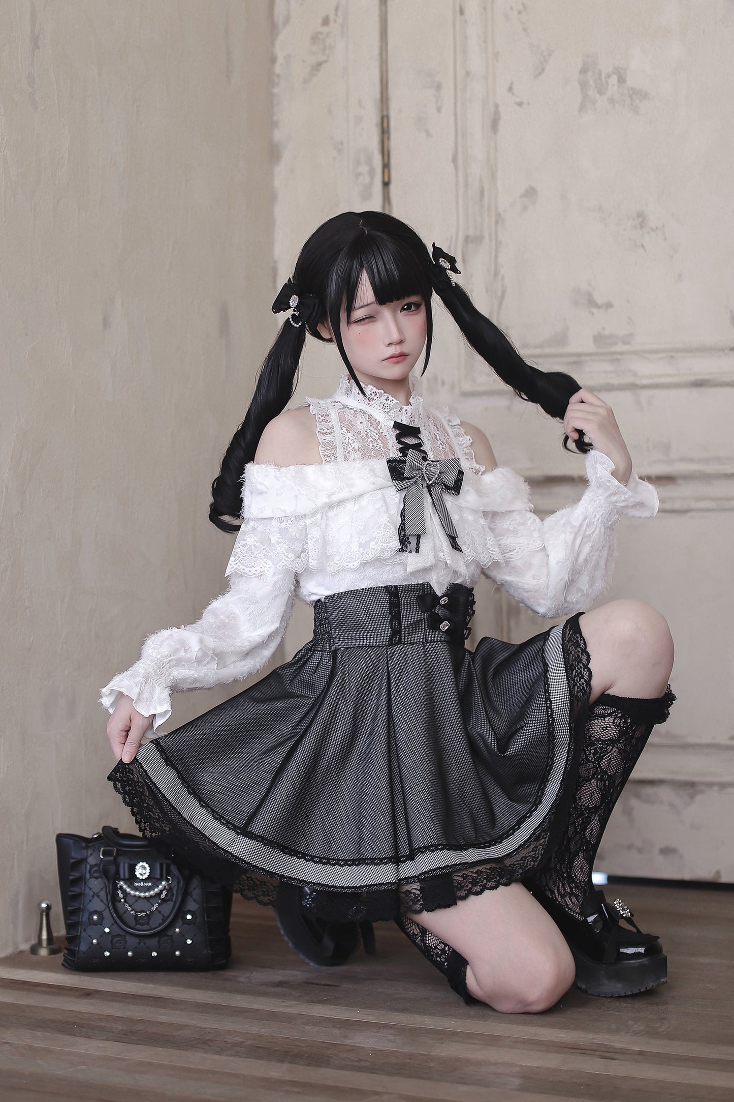 【1月6日予約締切】ホワイトレースオフショルダーリボンニットトップス＋千鳥格子スカート