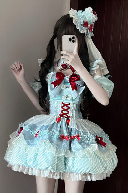 【7月10日予約締切】ミントブルー×レッドリボンアイドルロリータフリルショルダーパフスリーブトップス＋ティアードスカートドレスセットアップ（フェイクカラー付き）