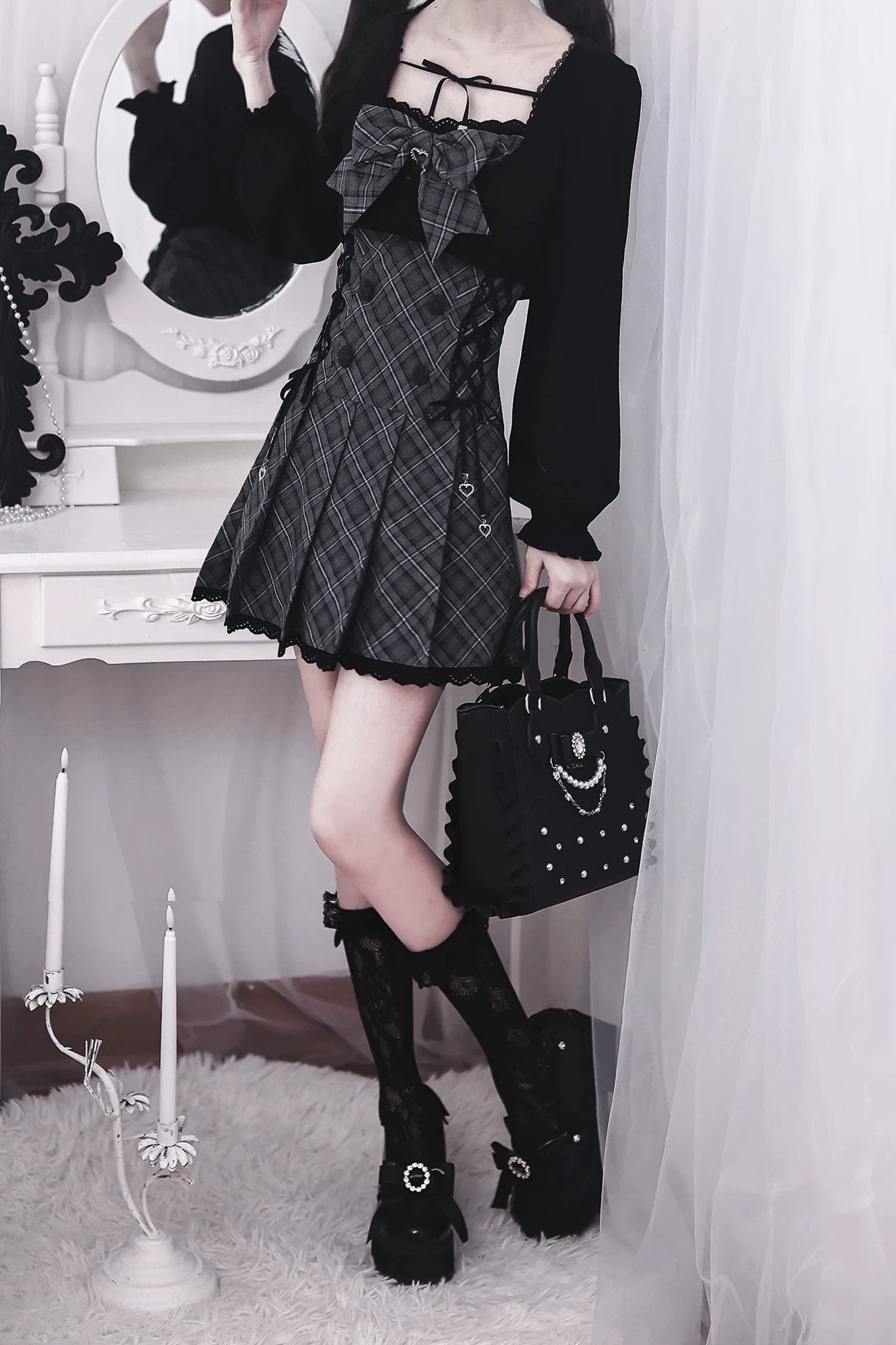 [Termine prenotazione 9/29] Set con abito plissettato a quadri nero e grigio con nastro e charm a cuore + cardigan bolero nero + papillon