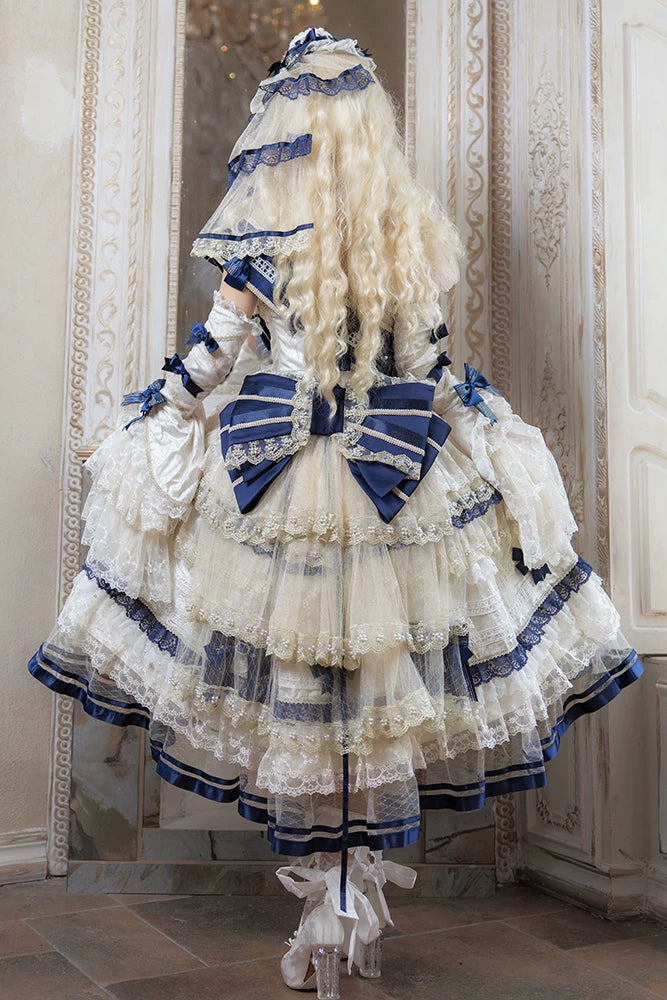 [Date limite de précommande : 9/28] Robe lolita princesse classique élégante royale blanc x bleu à nœud en dentelle et volants + ensemble complet (ras-de-cou/chapeau à voile/manches princesse [manches amovibles] /ceinture ruban/traîne à nœud au dos)