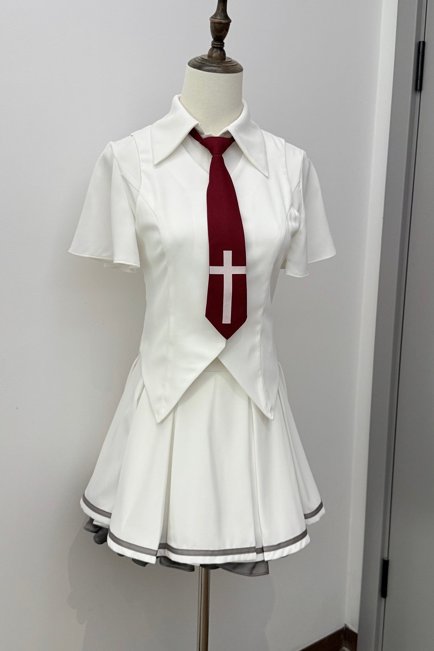 [Date limite de réservation : 31 juillet] Ensemble costume de cosplay gothique campus du Nord avec cape noir/blanc