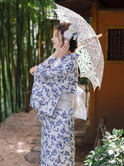 Ensemble de yukata [Kimono + sac à main + tabi] en dentelle blanche et bleue sur tout le pourtour.