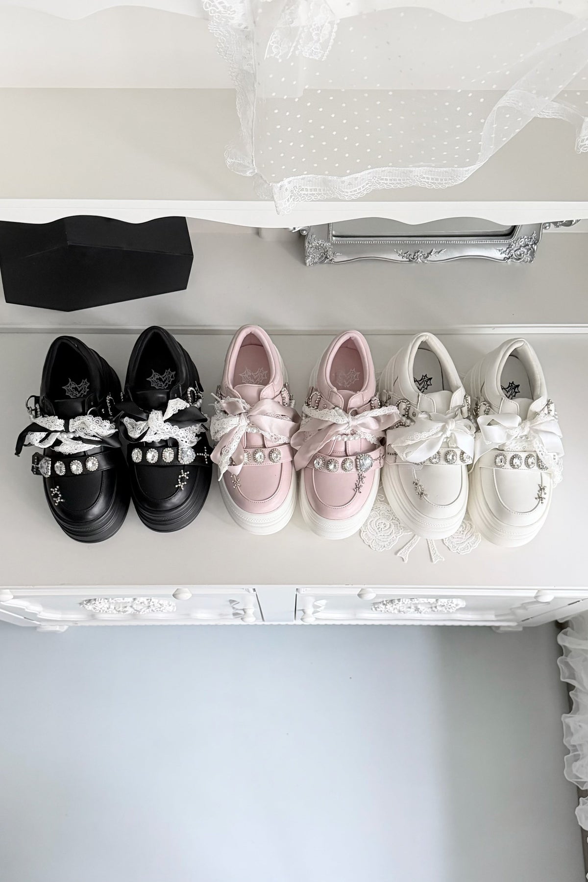 【10月6日予約締切】White/Pink/Black Rhinestone Buckle Lace Cross Charm Ribbon Chunky Sneakers