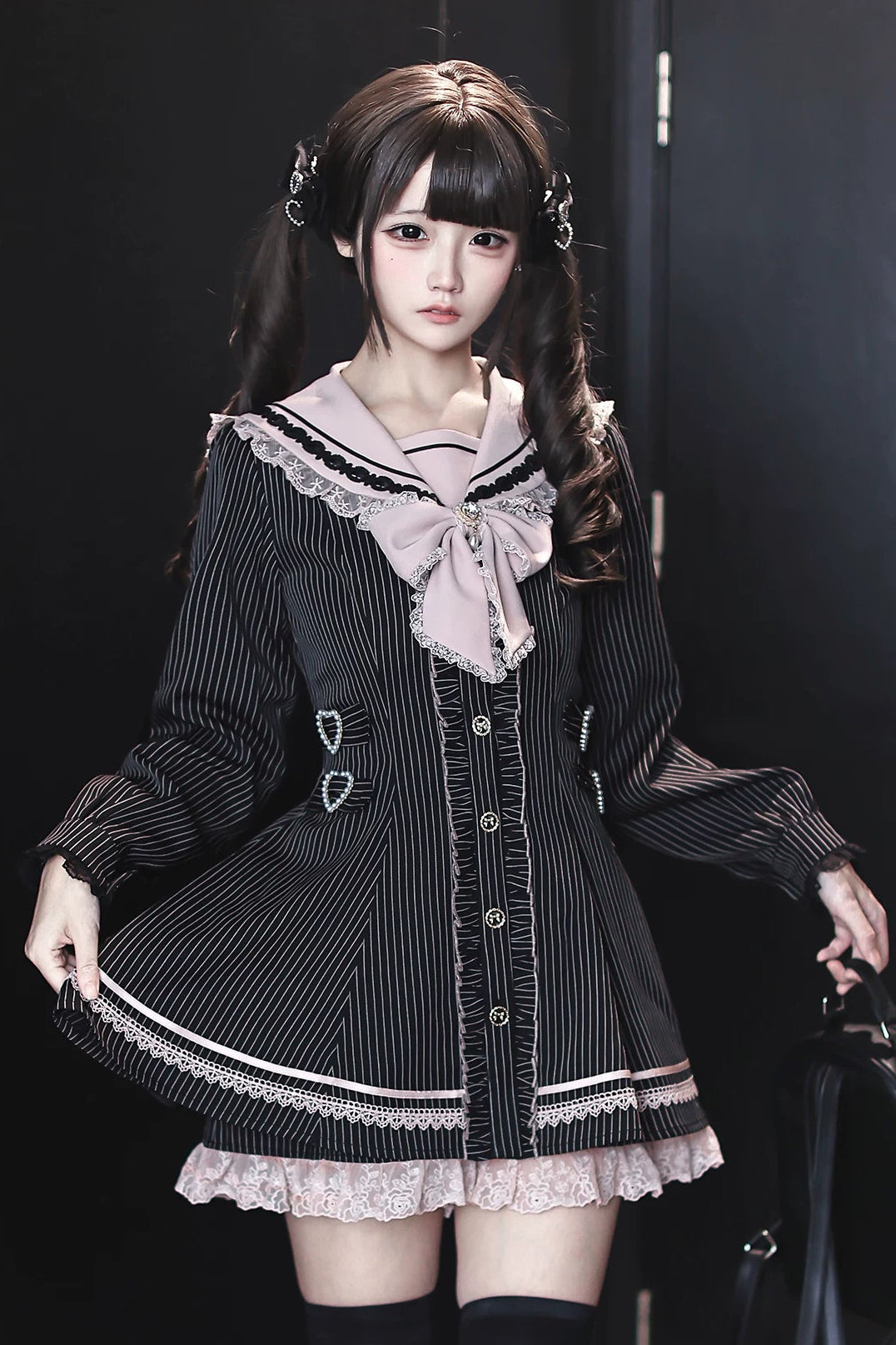 [Reservierungsschluss 29. September] Pink-schwarz gestreiftes langärmeliges Matrosenkleid mit Rüschen + Shorts + Schmuck-Fliege-Set