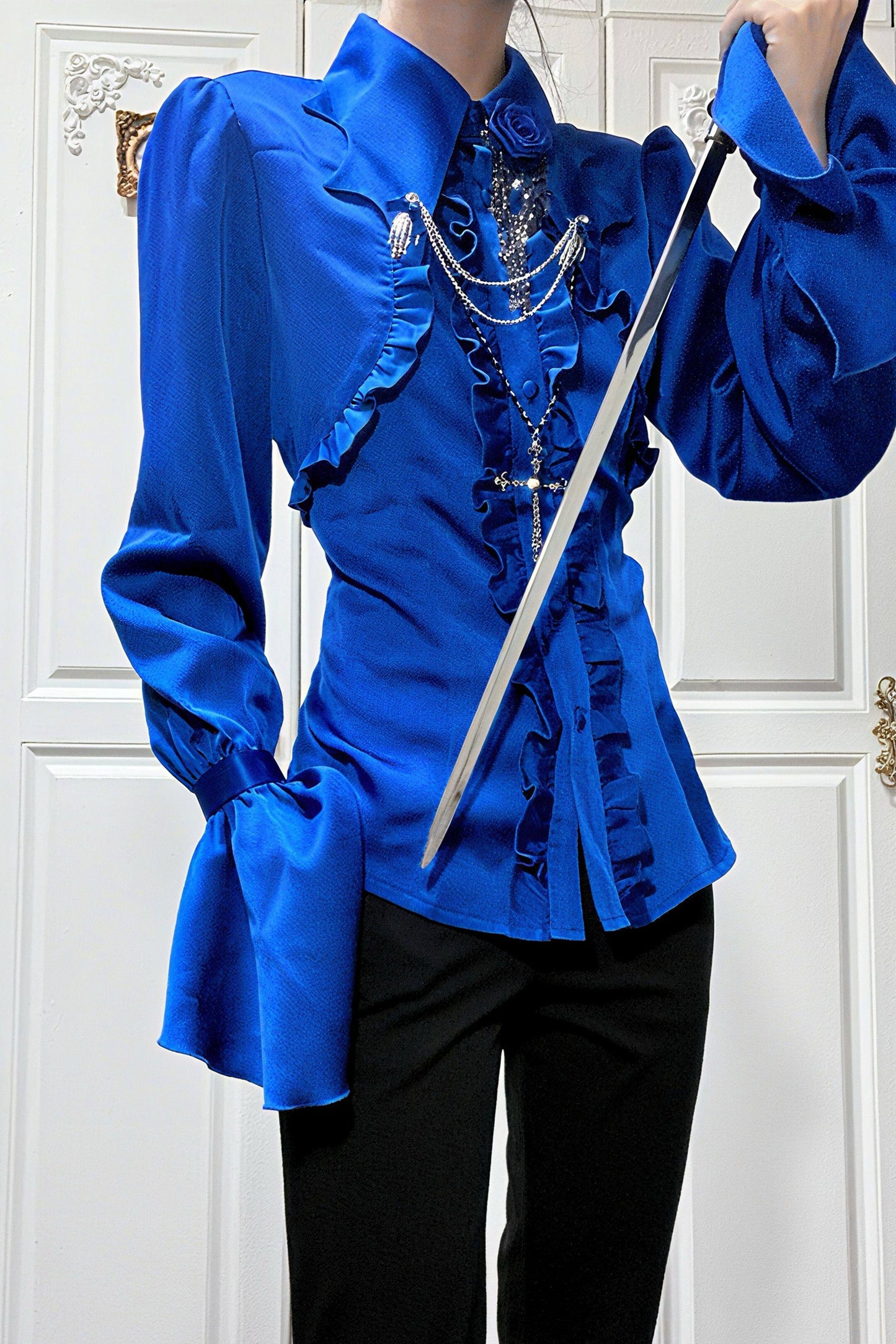 [Reservierungsschluss am 26. Juni] Blau/Schwarz/Grau/Grün/Lila/Weiß Gothic-Lolita-Hemd mit Fledermausflügel-Kragen und eleganten Rüschen-Flare-Ärmeln