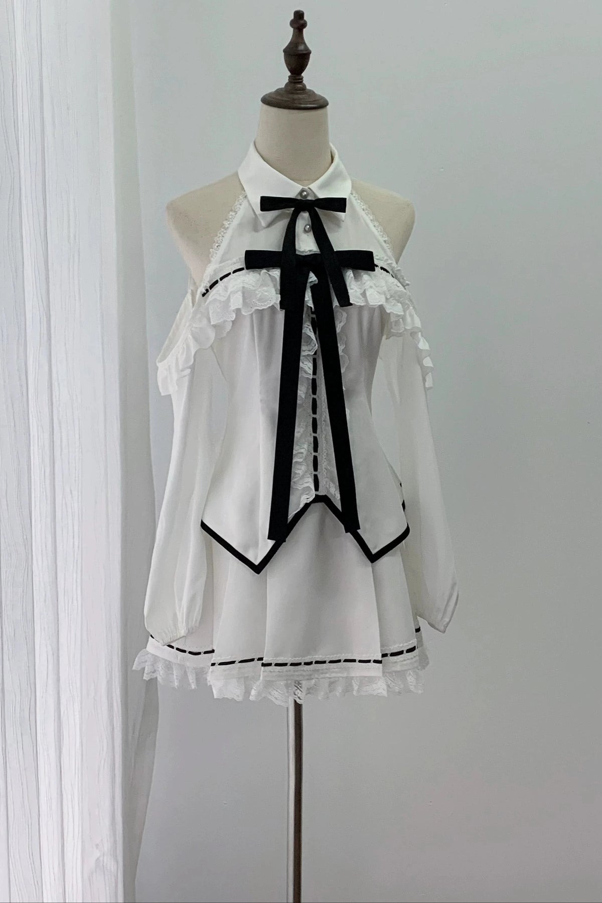 [Vorbestellschluss: 1015] Weiße Gothic-Spitzenbluse mit langen Ärmeln und Cut-out-Schultern&nbsp;mit abnehmbaren Schleifen+Spitzen-Boxfaltenrock