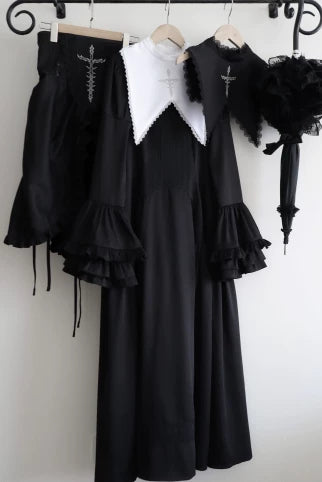 [Termine prenotazione 30 maggio] Abito gothic lolita bianco e nero con maniche svasate + sopragonna a corsetto rialzabile con croci + set completo