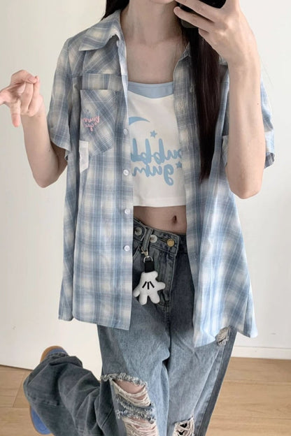 チェックシャツ＋キャミソール＋デニムパンツ