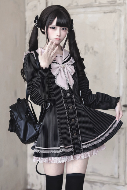 [Reservierungsschluss 29. September] Pink-schwarz gestreiftes langärmeliges Matrosenkleid mit Rüschen + Shorts + Schmuck-Fliege-Set