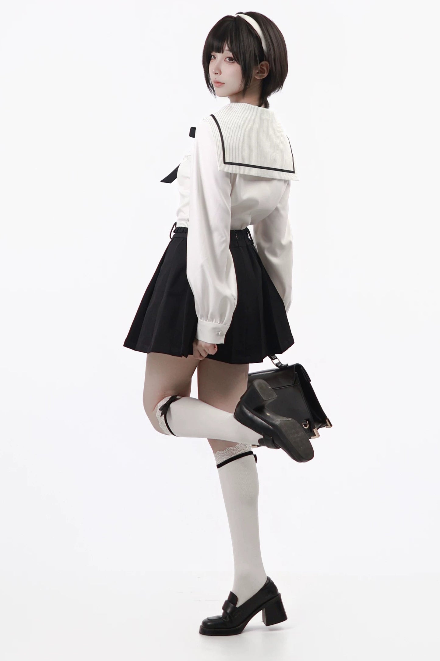 Robe de marin monochrome + Chemise + Jupe + Nœud papillon