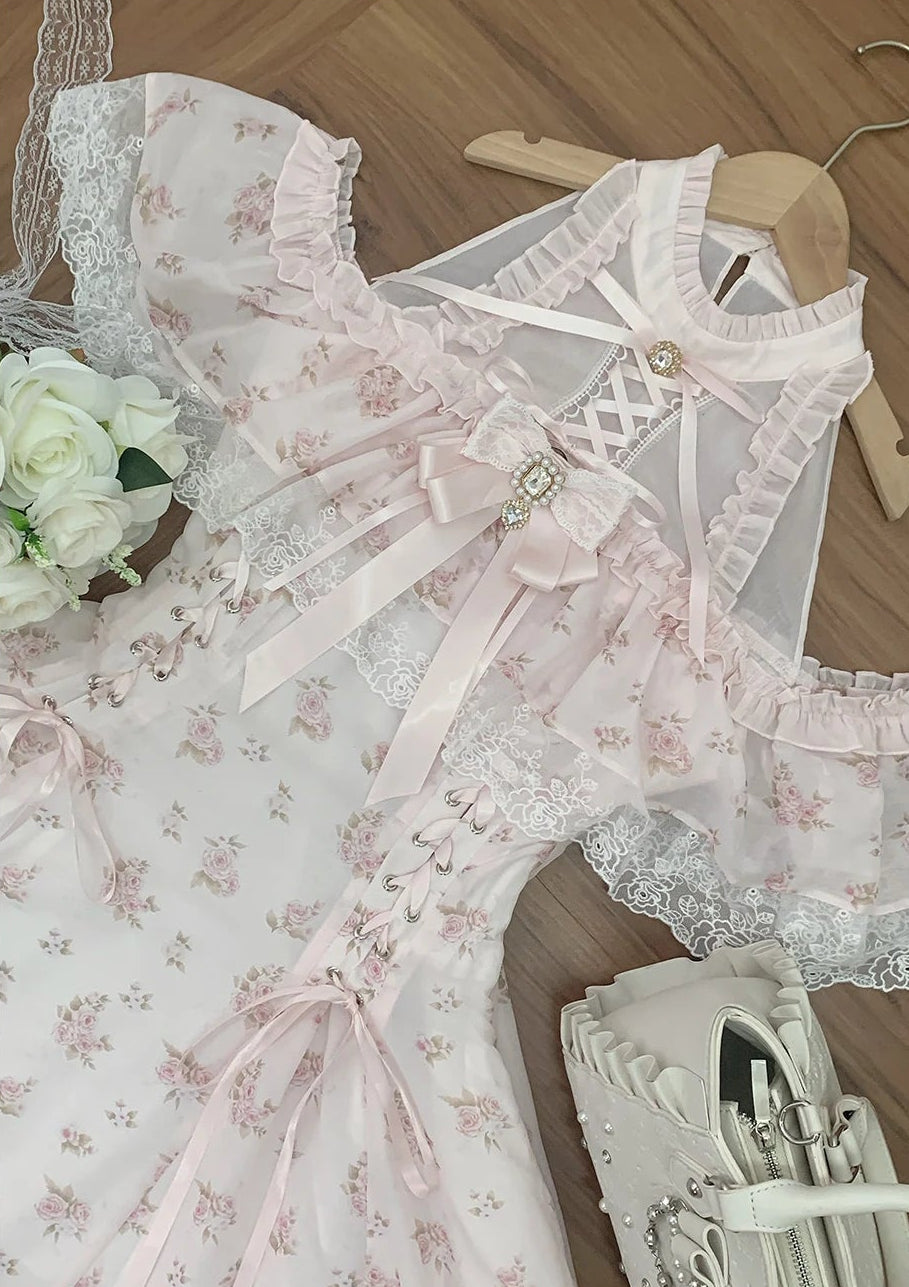 【Date limite de précommande : 30 mai】Robe épaules dénudées rose à motif floral en mousseline et dentelle avec nœud bijou
