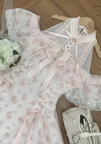 【Date limite de précommande : 30 mai】Robe épaules dénudées rose à motif floral en mousseline et dentelle avec nœud bijou