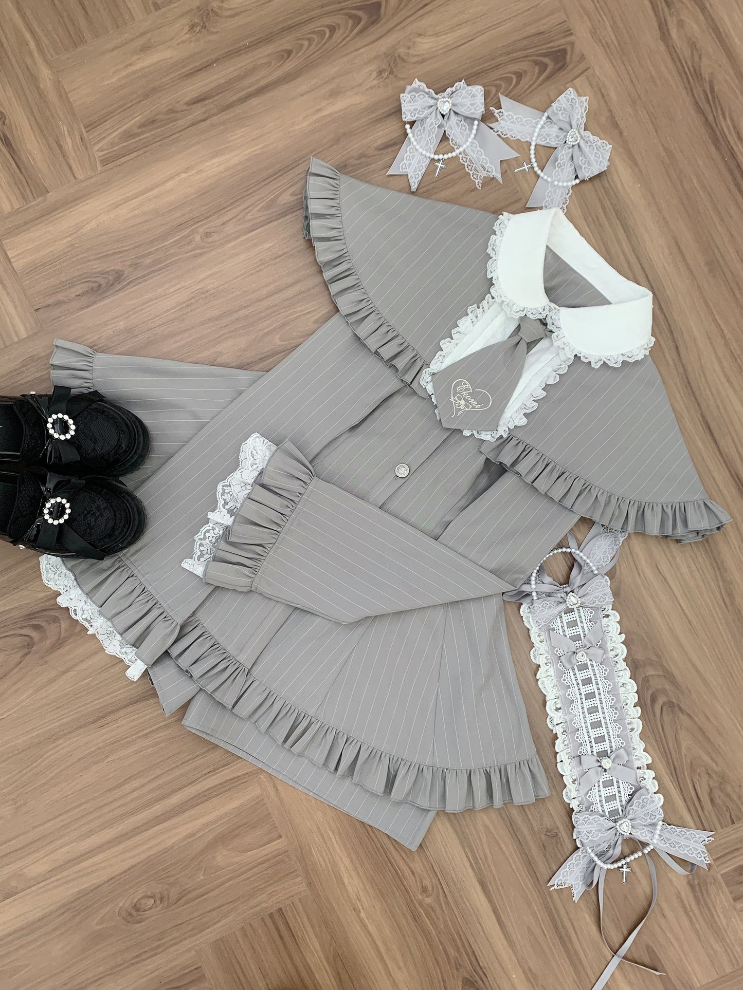 【12月8日予約締切】グレーストライプサブカルケープスーツセット＋ヘアバンド＋ヘアクリップ