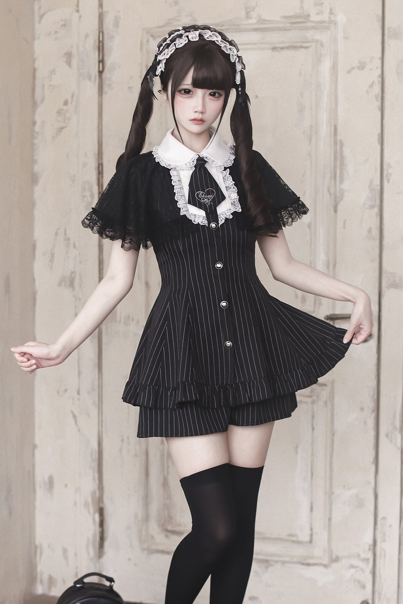 [Bestellfrist 15. Mai] Schwarzer Nadelstreifen-Spitzen-Umhang-Design-Stehkragen-Kleid-Anzug-Komplett-Ensemble + Accessoires