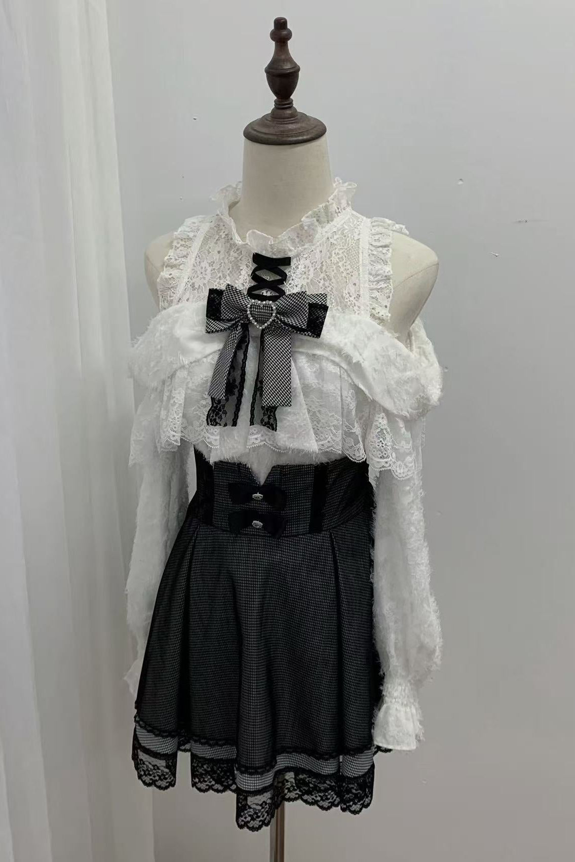 【1月6日予約締切】ホワイトレースオフショルダーリボンニットトップス＋千鳥格子スカート