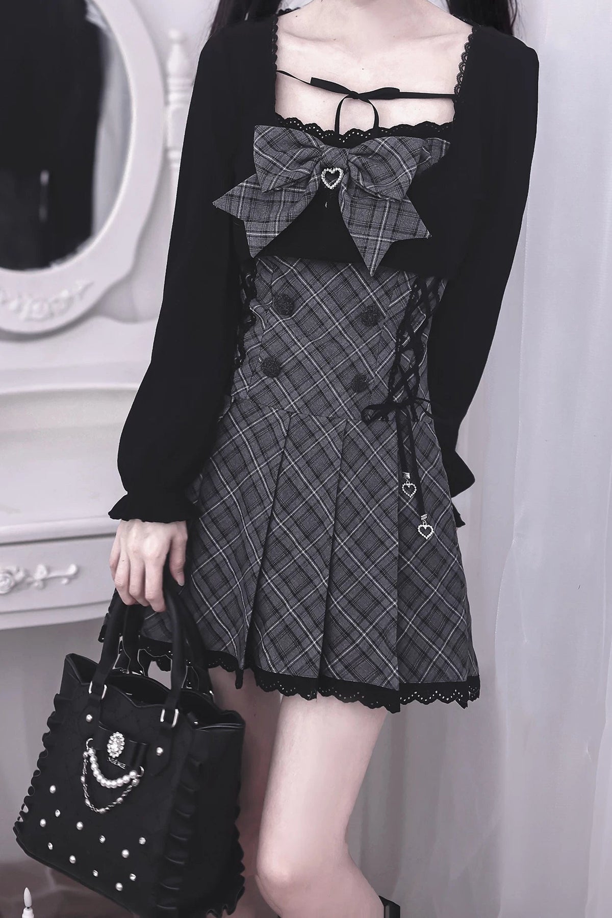 [Termine prenotazione 9/29] Set con abito plissettato a quadri nero e grigio con nastro e charm a cuore + cardigan bolero nero + papillon