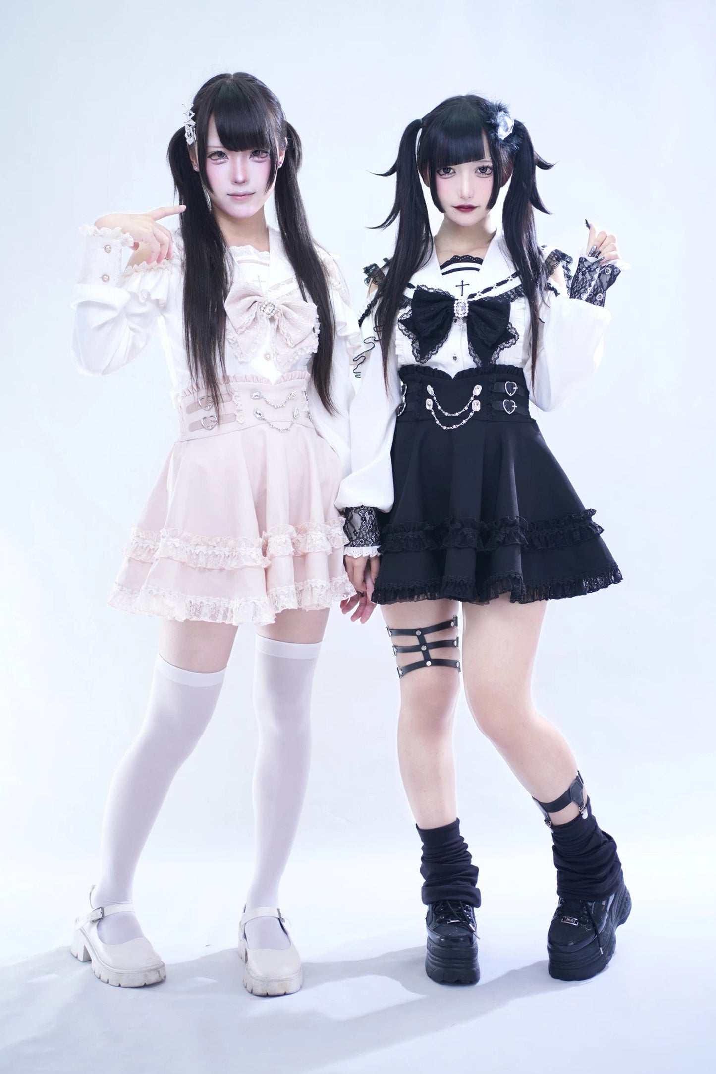【8月15日予約締切】ブラック×ホワイトレースセーラーゴシックオープンショルダーリボンシャツ＋パールチェーンフリルスカート