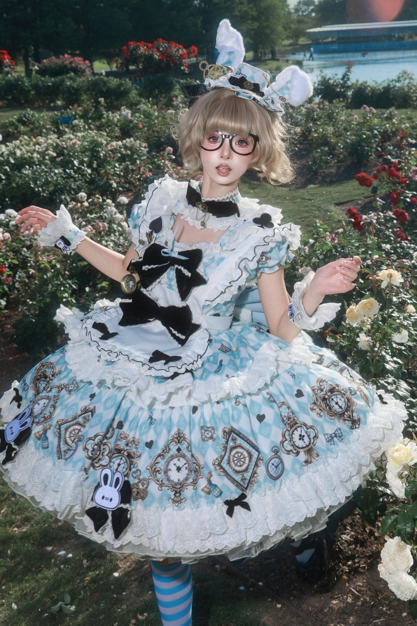 [Reservierungsschluss 30. Juni] Blaue x weiße Alice-im-Wunderland Sweet-Lolita-Accessoires-Serie (Hasenohren-Hut, Hasenohren-Haarreif, Halsband, Taschenuhr-Brosche, rückseitige Schleppen-Schleife, Handgelenkstulpen)