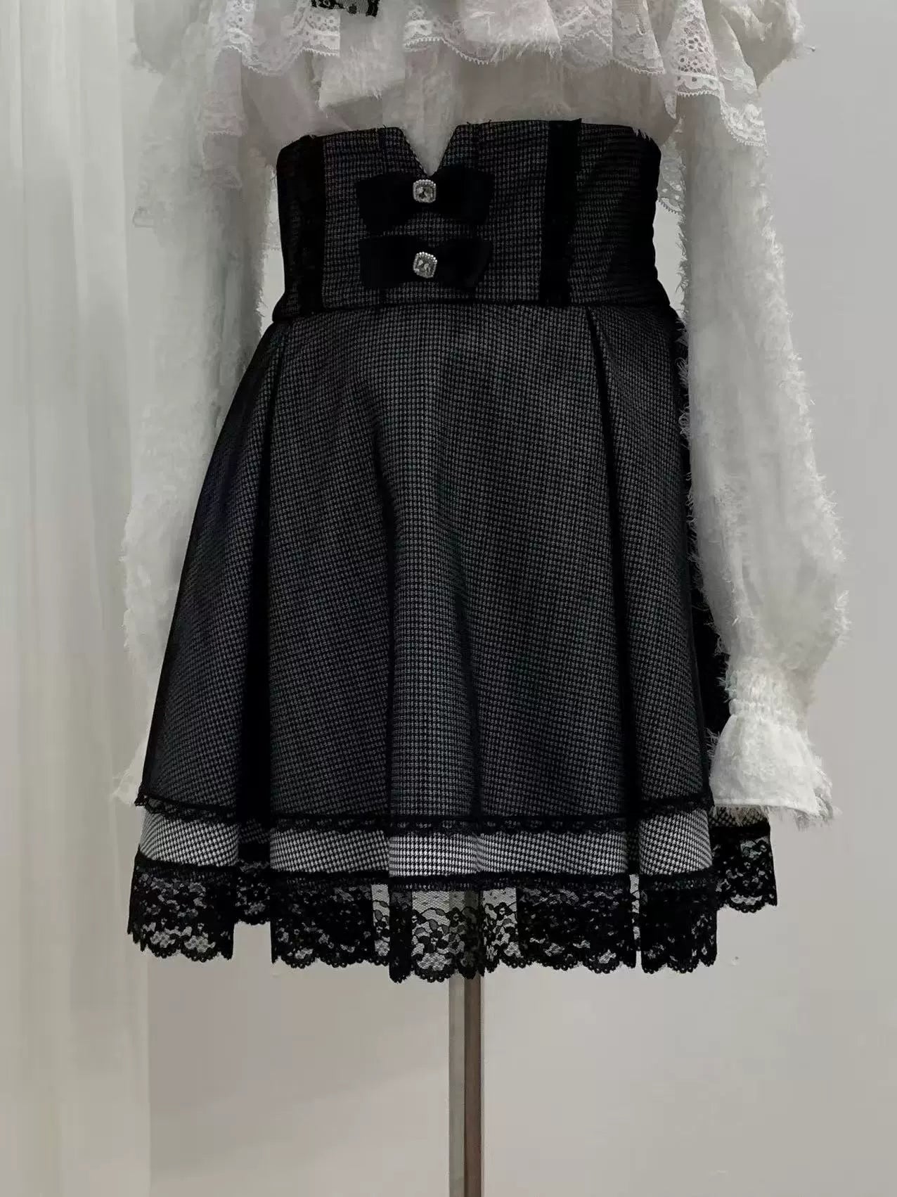 【1月6日予約締切】ホワイトレースオフショルダーリボンニットトップス＋千鳥格子スカート