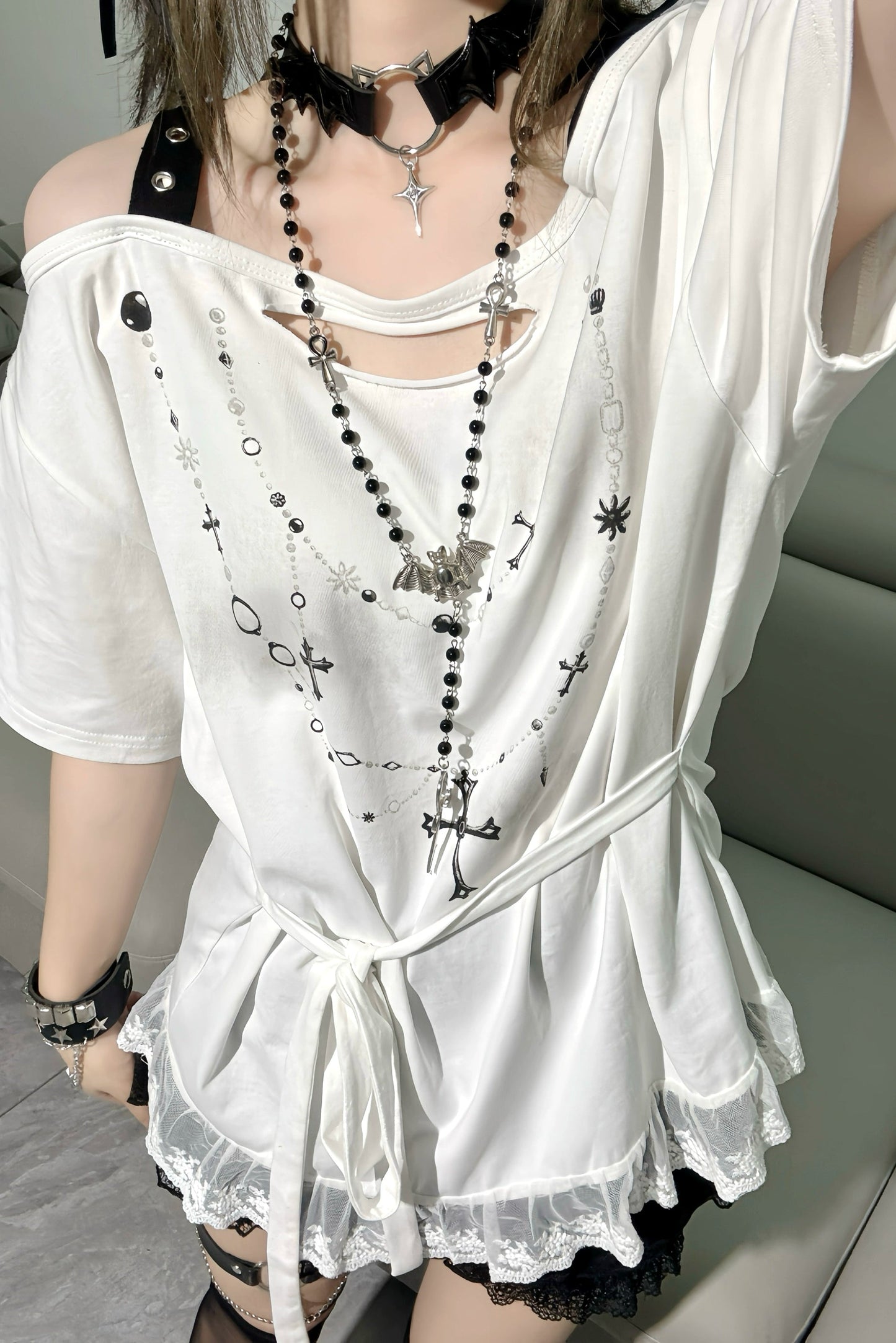 The Bunny Assassin's original innovative White Nights Cross subculture lace panelled off-the-shoulder ripped short-sleeved T-shirt