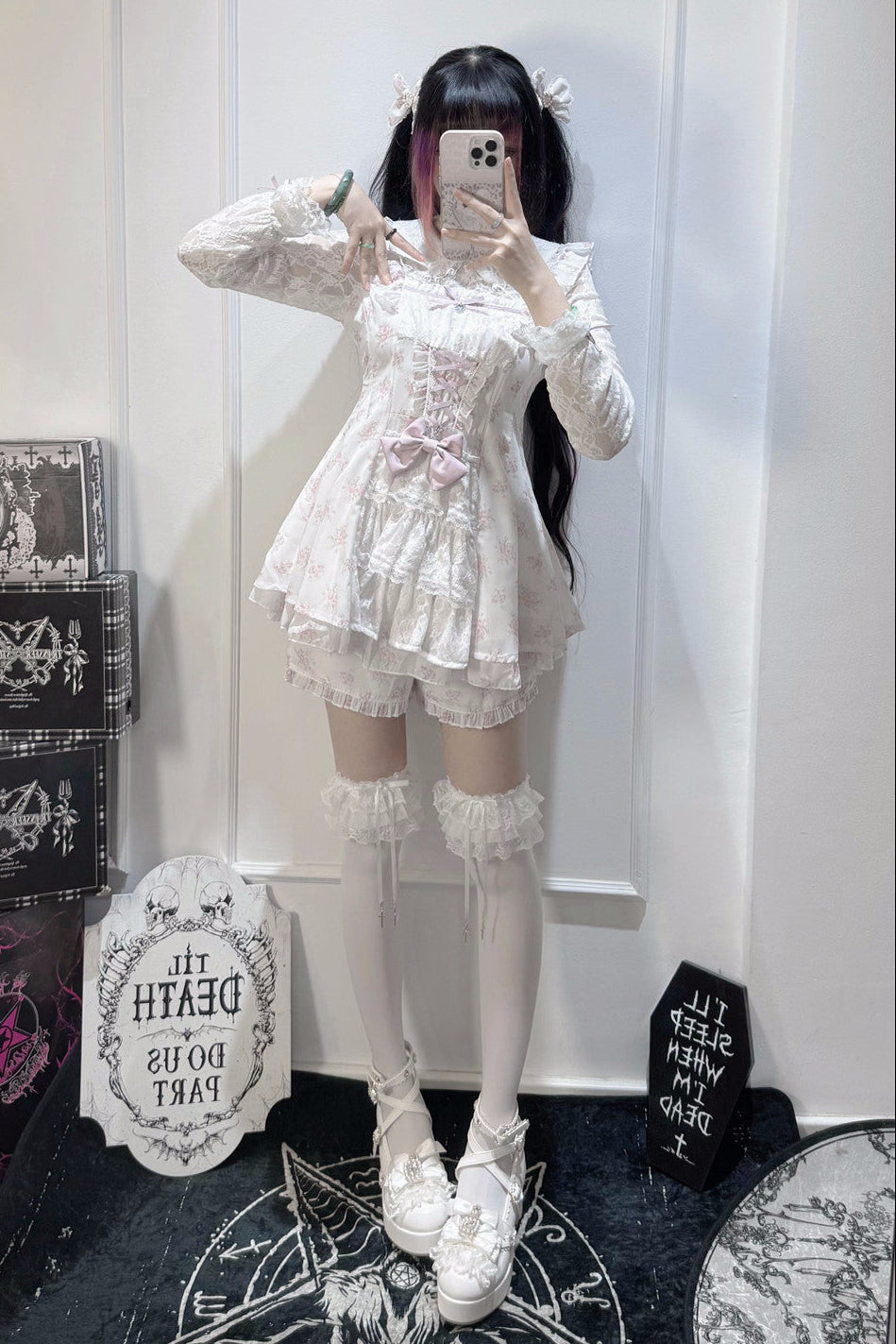 【10月28日予約締切】Pink/White/Black/White 4-Piece Set: Floral Tiered Lace Long-Sleeve Dress + Shorts + Pair of Ribbon Hair Clips + Bow Tie