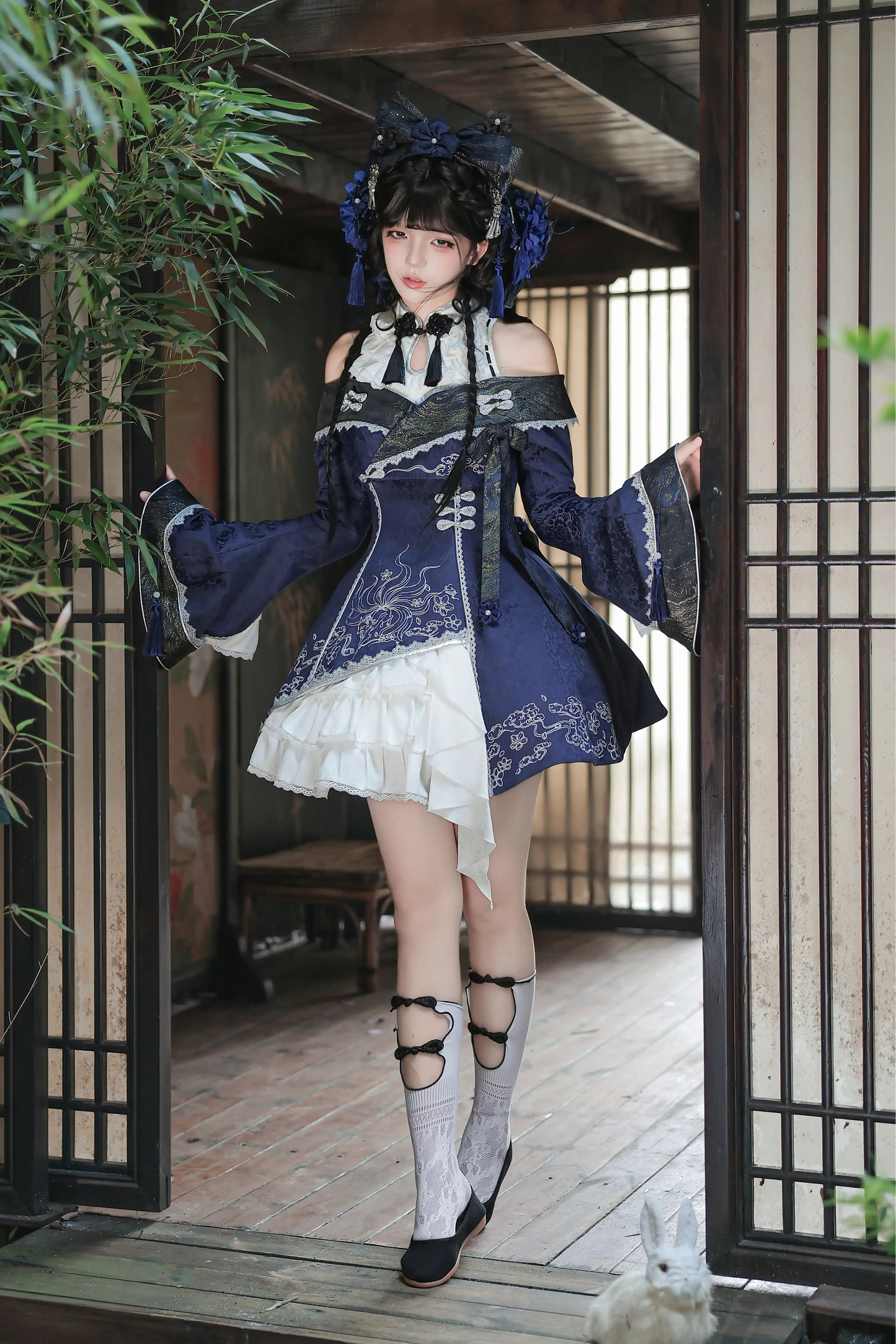 [Reservierungsschluss am 9. Oktober] Dunkelblau-weißes Gothic-Chinese-Lolita-Kleid mit Stickerei eines neunschwänzigen Fuchses + schulterfreie Jacke mit Glockenärmeln im Set
