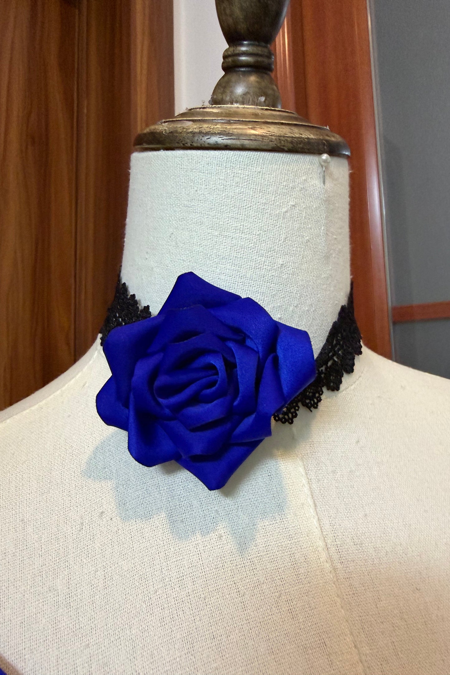 [Vorbestellfrist: 28. Juni] Blau-schwarzes Prinzessinnen-Lolita-Kleid mit Rosenband und freien Schultern + Komplettset + Accessoires (Hut Choker)