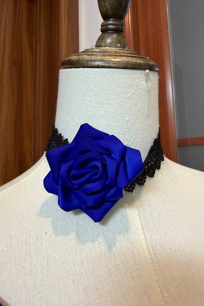 [Vorbestellfrist: 28. Juni] Blau-schwarzes Prinzessinnen-Lolita-Kleid mit Rosenband und freien Schultern + Komplettset + Accessoires (Hut Choker)