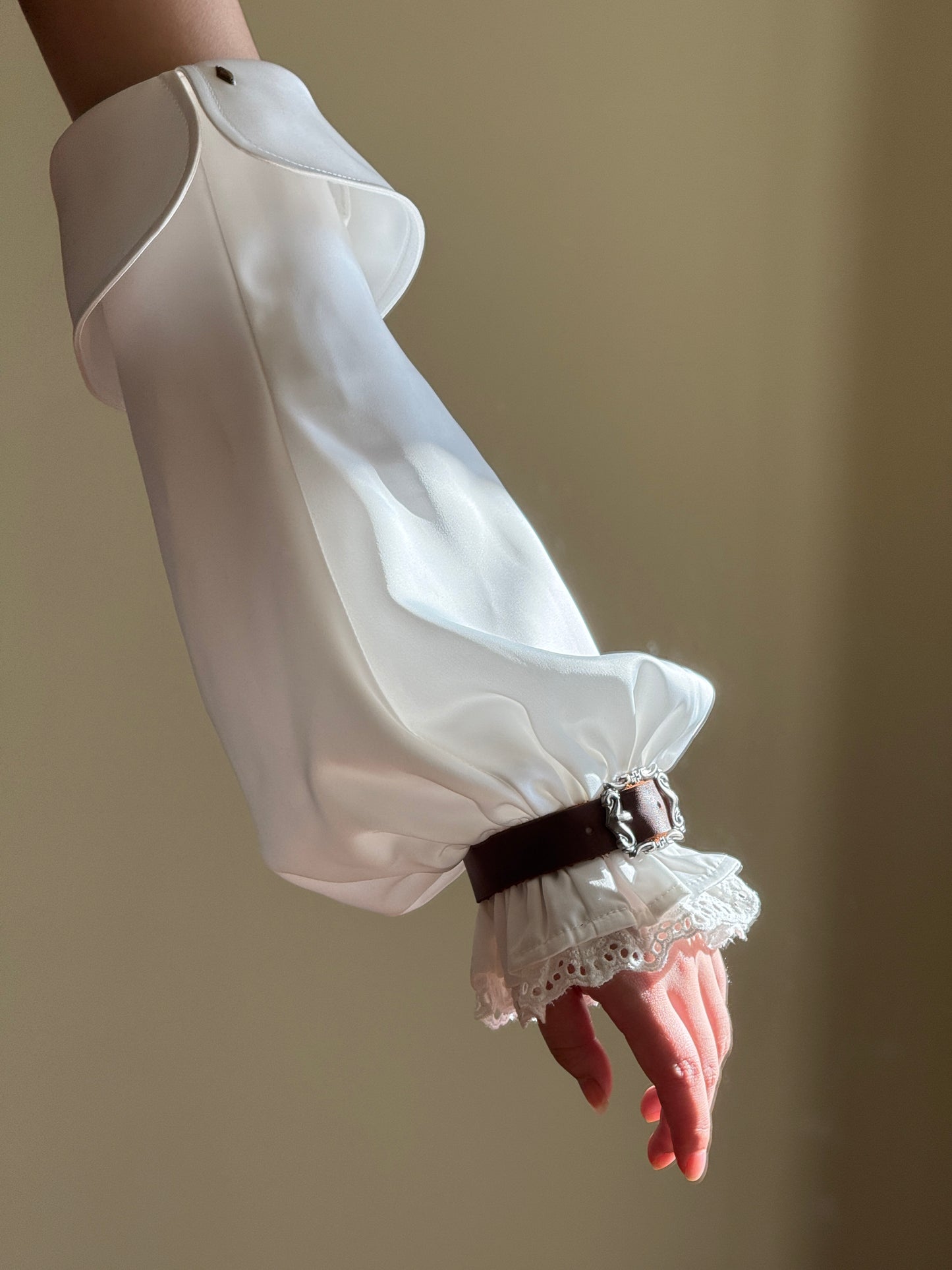 【12月28日予約締切】クラシカルファンタジーレースレザーバックルアームスリーブ