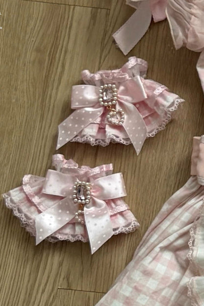 [Vorbestellschluss: 13. Juni] Rosa Vichy-Karo-Schürzenkleid mit freien Schultern, Puffärmeln und Schleife (mit Kragen-Choker) + Haarreif + Handgelenkmanschetten