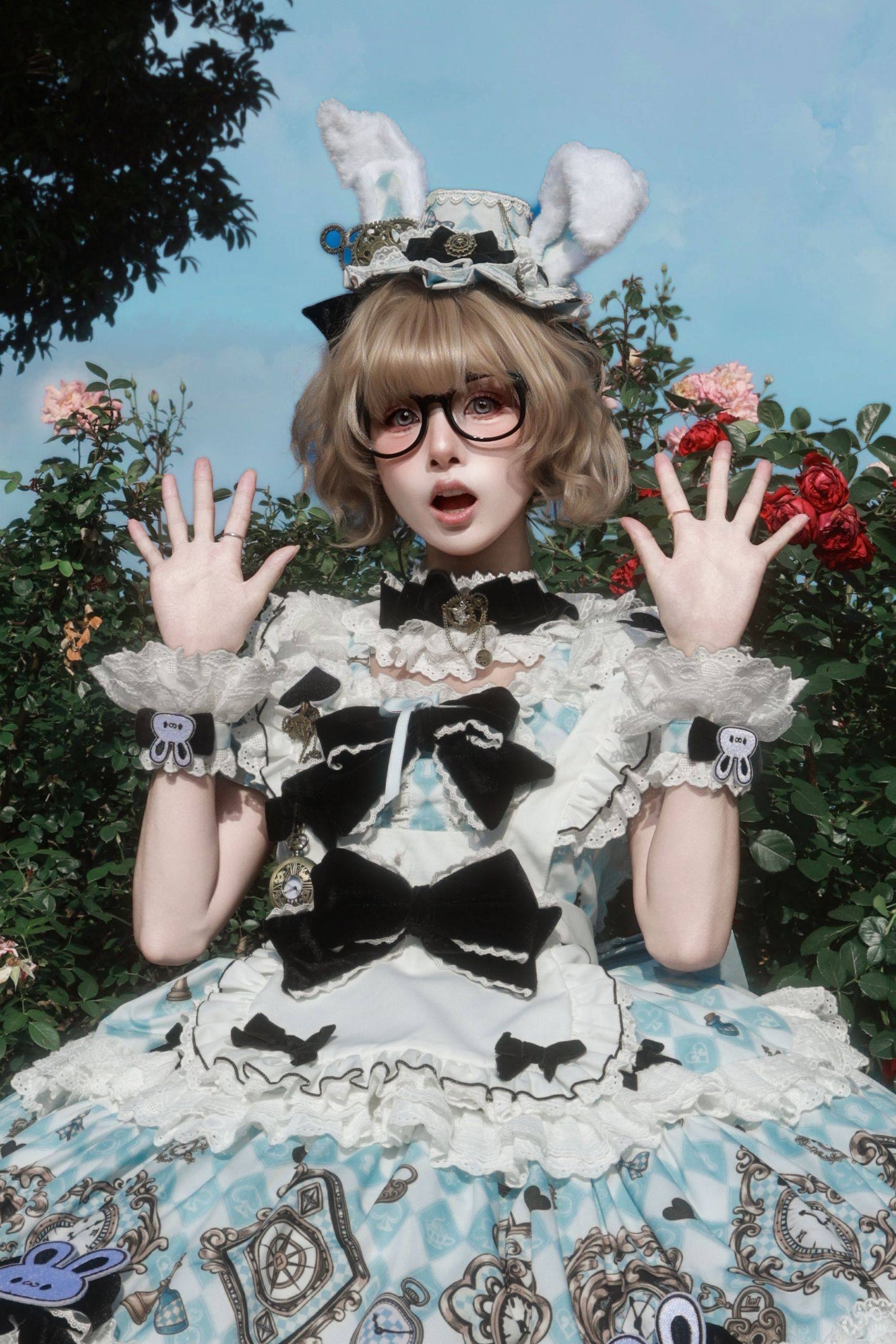 [Reservierungsschluss 30. Juni] Blaue x weiße Alice-im-Wunderland Sweet-Lolita-Accessoires-Serie (Hasenohren-Hut, Hasenohren-Haarreif, Halsband, Taschenuhr-Brosche, rückseitige Schleppen-Schleife, Handgelenkstulpen)