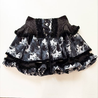 [Précommande jusqu'au 13 mai] Chemise à volants noire à fleurs gothique Bone Iris + jupe corset + accessoires