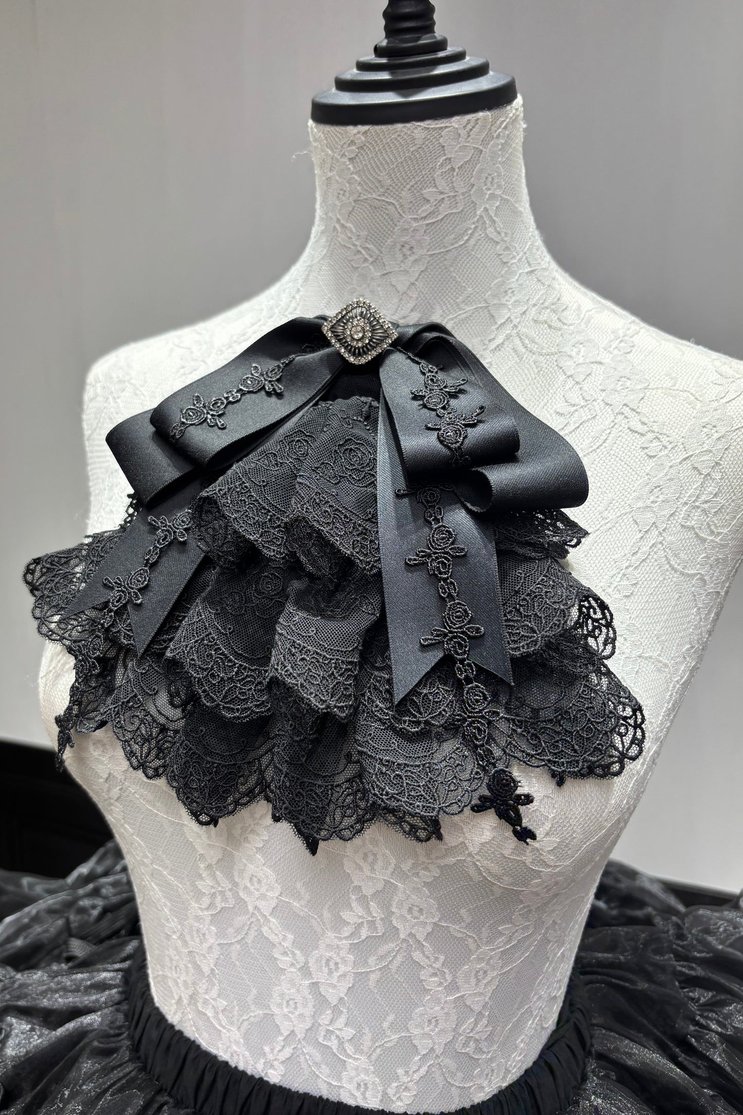 【9月28日予約締切】White/Black Gothic Lolita Lace Frill Bell Sleeve Shirt + Rose Lace Bow Jabot