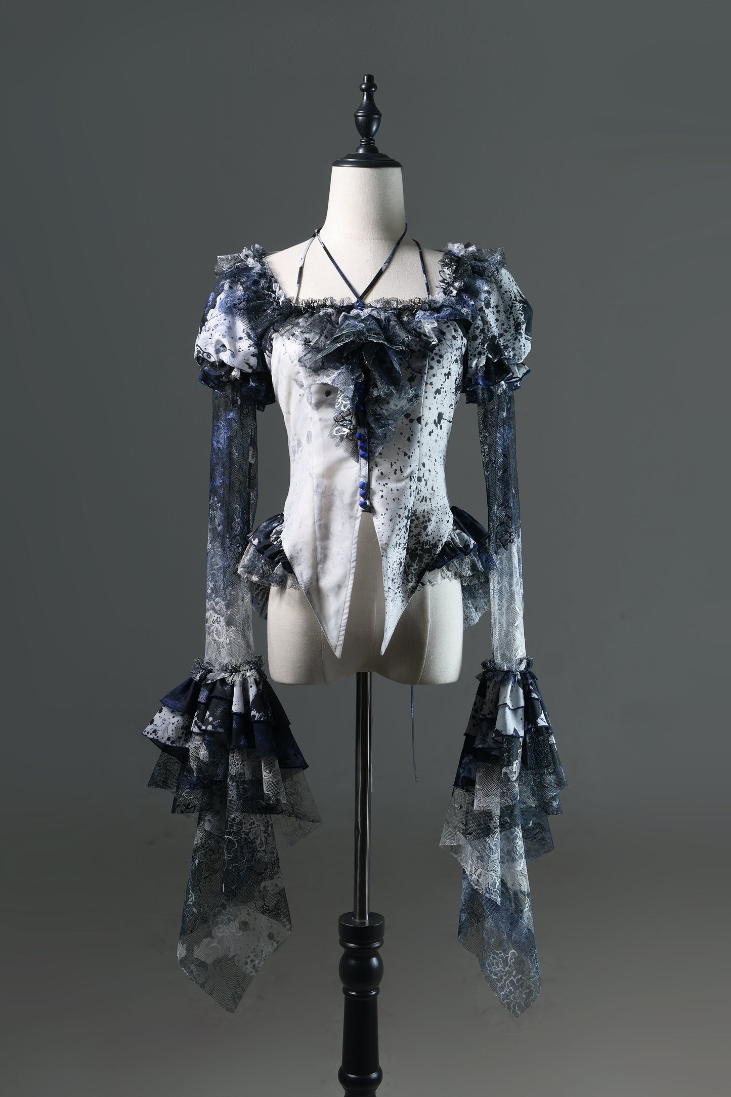 【12月10日予約締切】Bloodstainedスクエアホルターネックフレアスリーブトップス