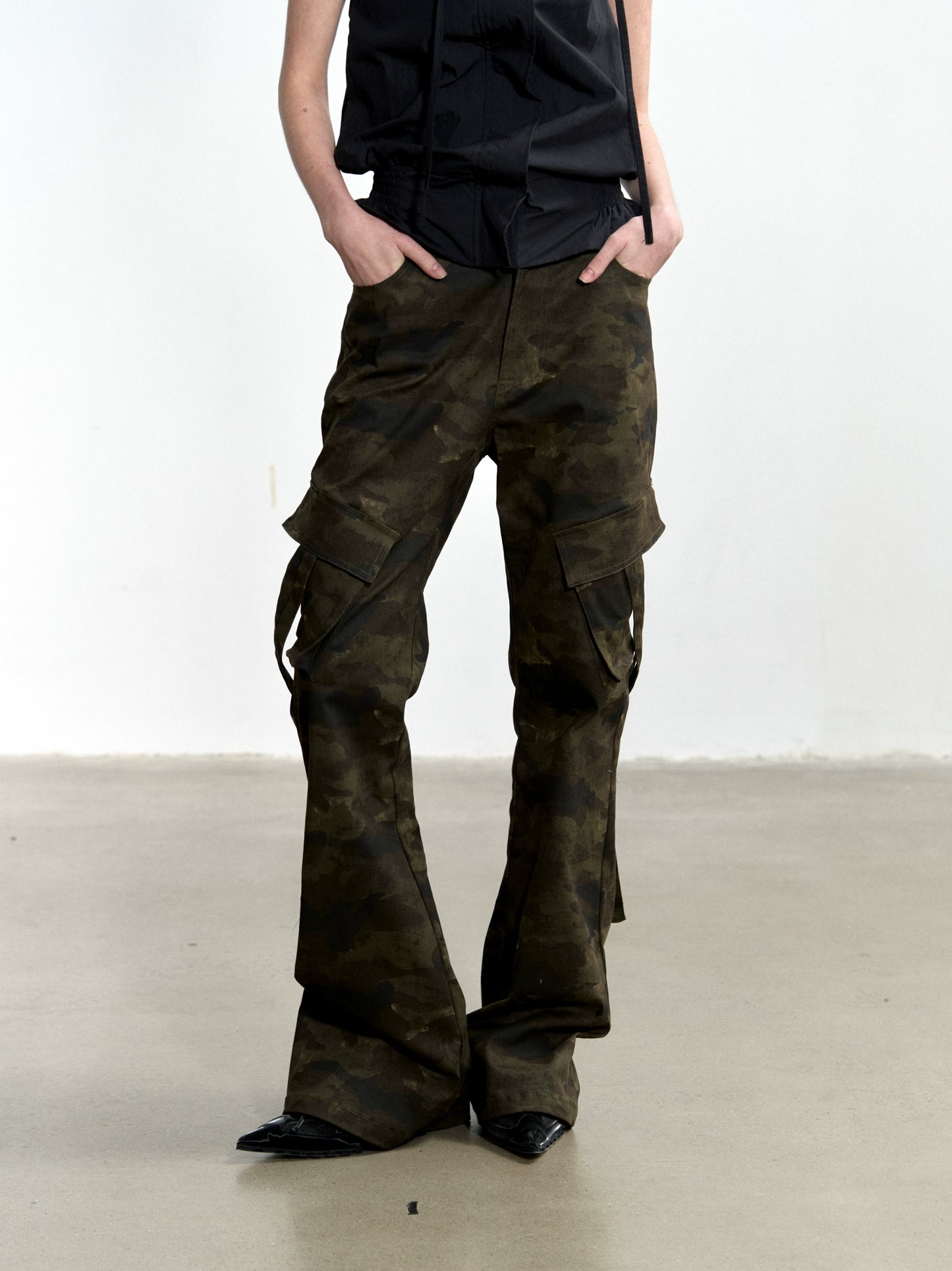 Pantalones cargo con multibolsillos y camuflaje láser