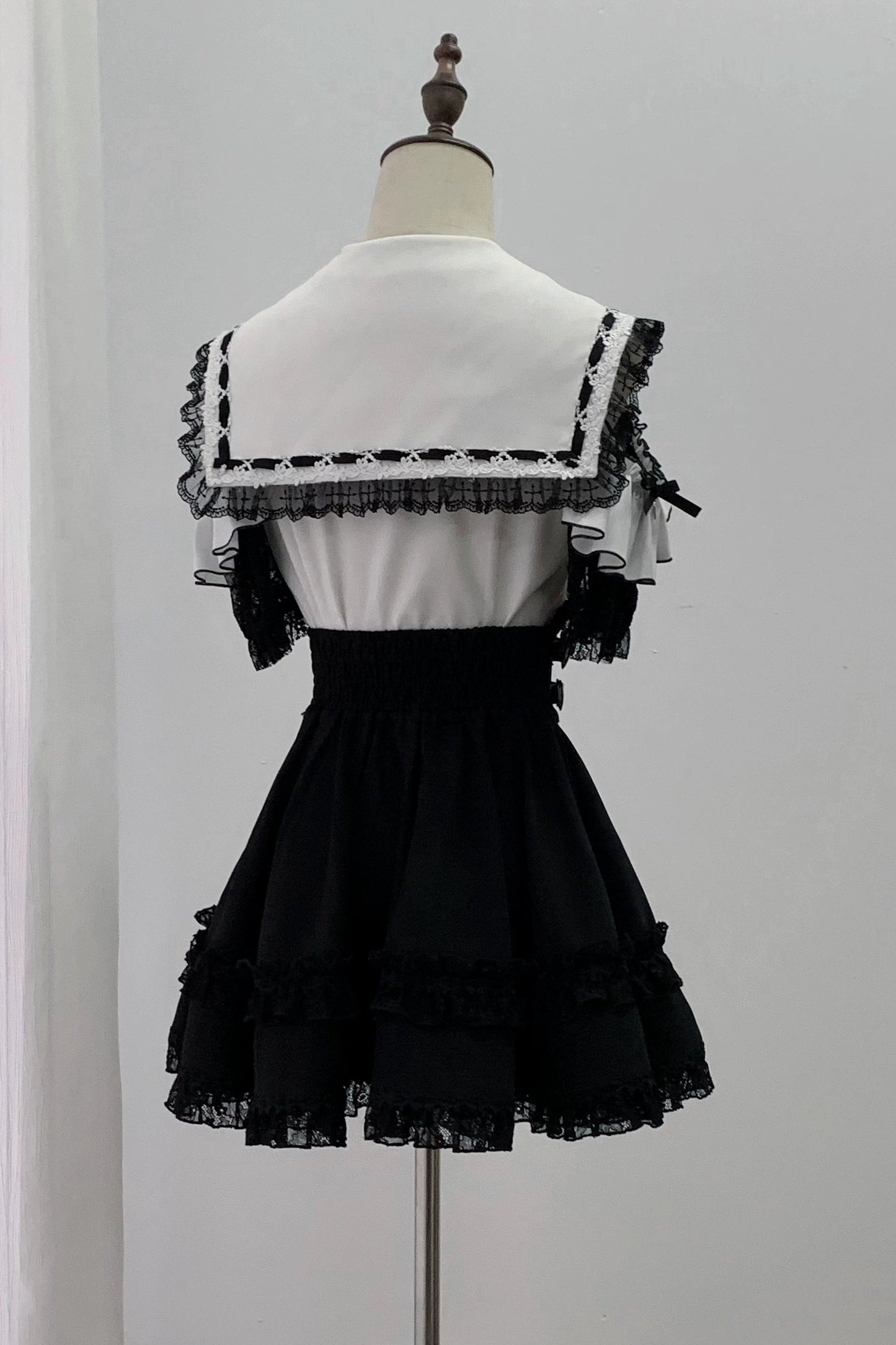 [Pre-order Deadline: August 30] Black and White Lace Sailor Gothic Open-Shoulder Short-Sleeve Ribbon Shirt + Pearl Chain Frill Skirt