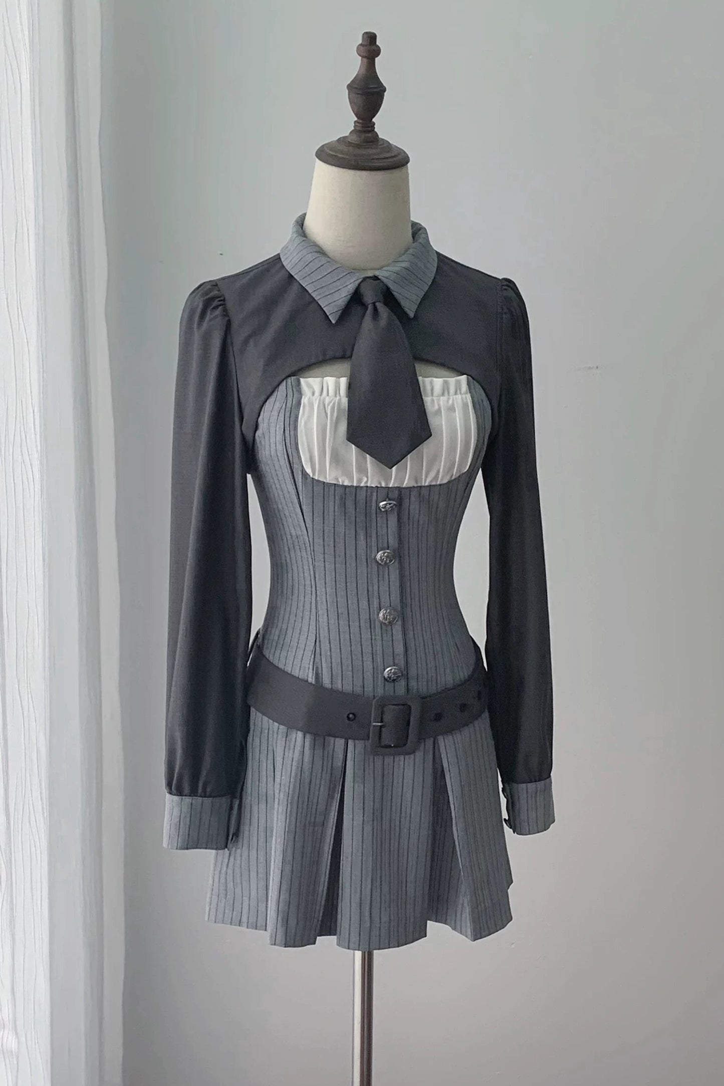 【8月30日予約締切】Gray pinstripe tie-collar long-sleeve short jacket with belt JKS dress 4-piece full set