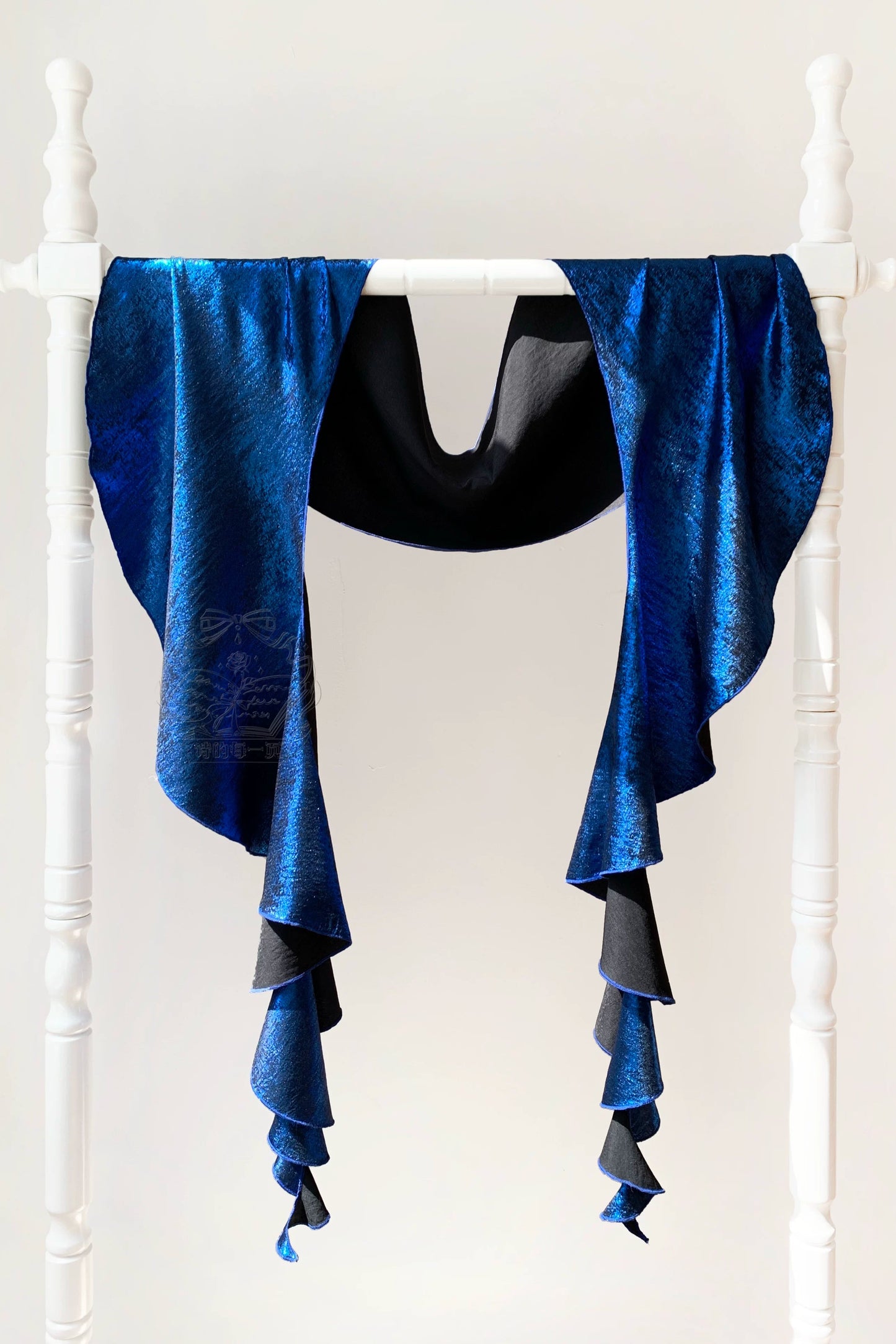 [Date limite de précommande: 105] Robe empire gothique élégante à volants cascade rouge/bleu [courte/longue] + ensemble robe complet (châle, broche papillon, chaîne de taille, traîne à nœud au dos)