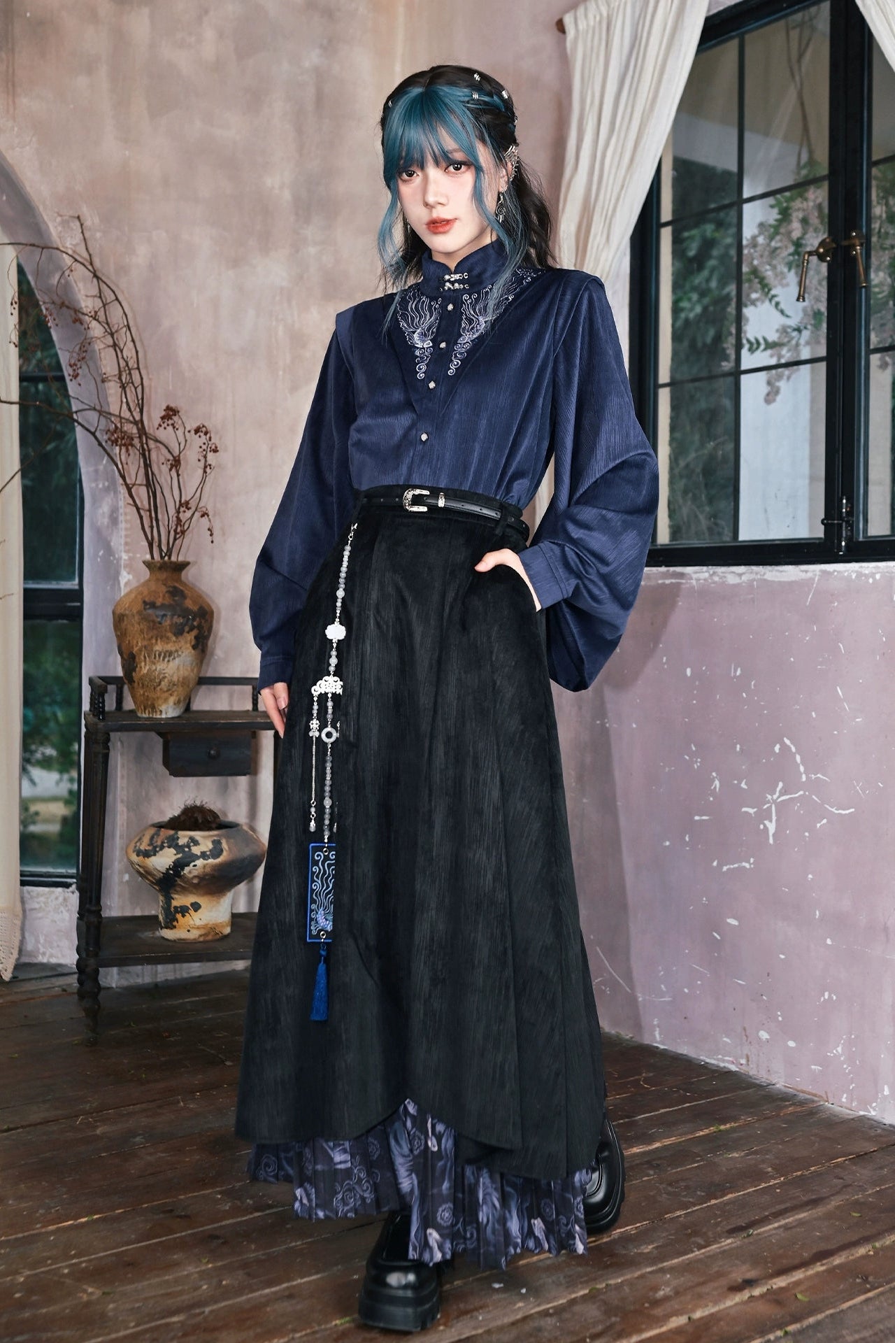 サテンチャイナブラウス