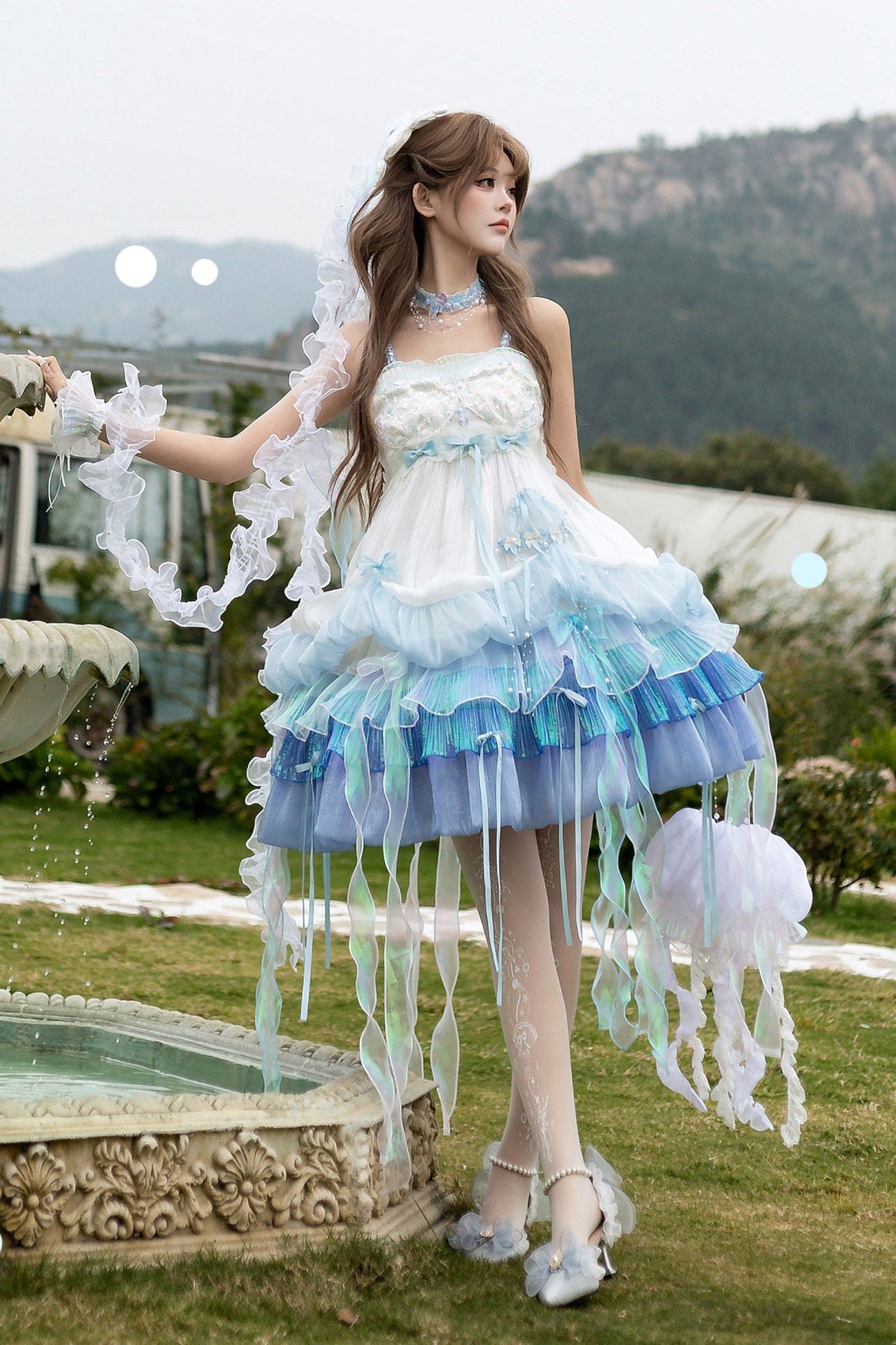 [Date limite de précommande : 1er août] Robe JKS lolita féerique méduse océan blanc x bleu à superpositions avec traîne aurore