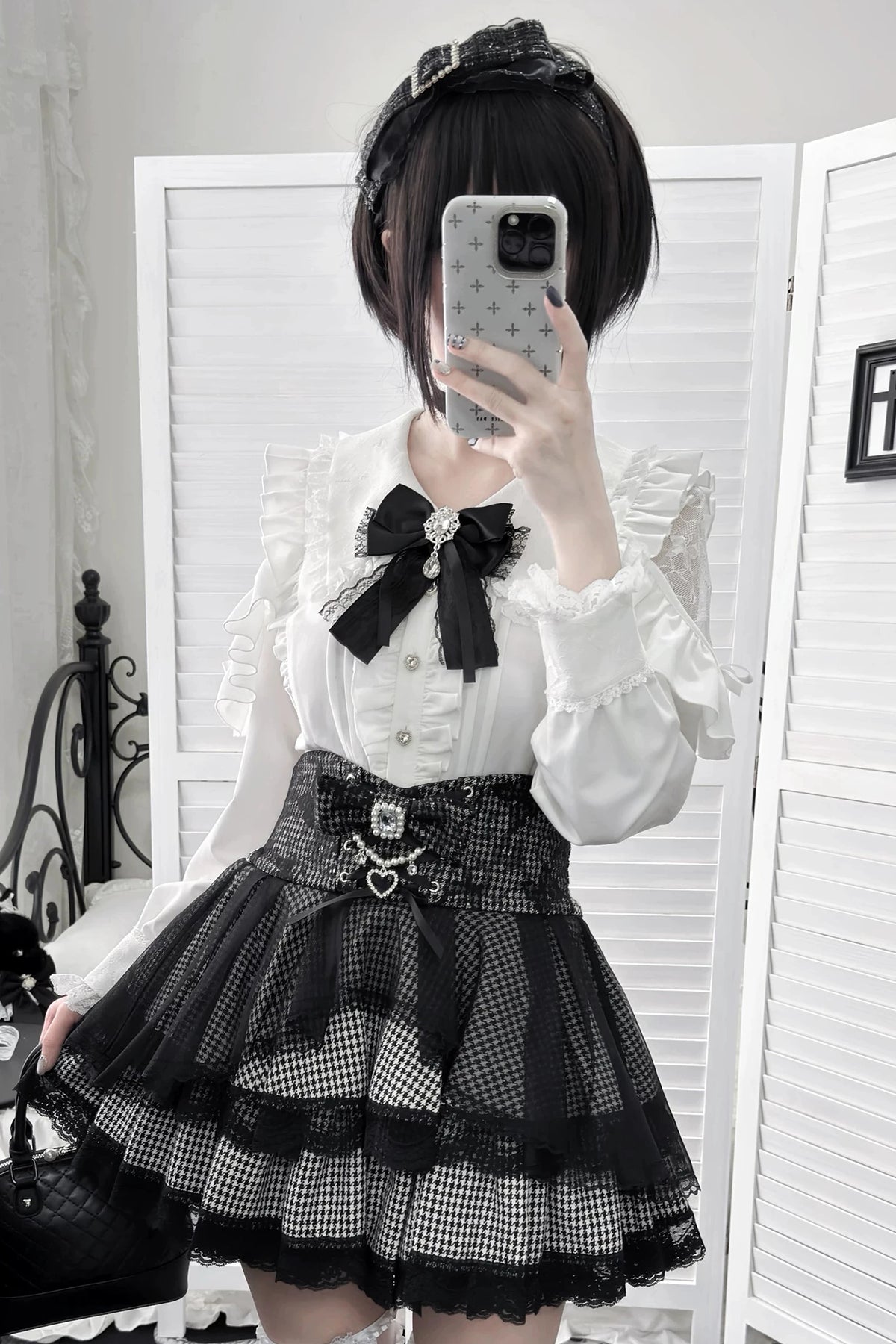 【11月15日予約締切】White Ruffle Trim Lace Sleeve Blouse＋Black White Pearl Bow Tiered Houndstooth Skirt＋Rhinestone Lace Ribbon Brooch