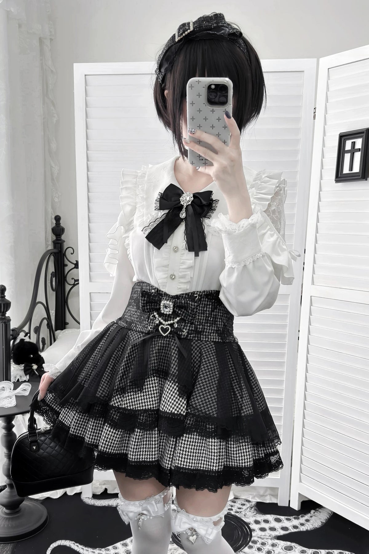 【11月15日予約締切】White Ruffle Trim Lace Sleeve Blouse＋Black White Pearl Bow Tiered Houndstooth Skirt＋Rhinestone Lace Ribbon Brooch